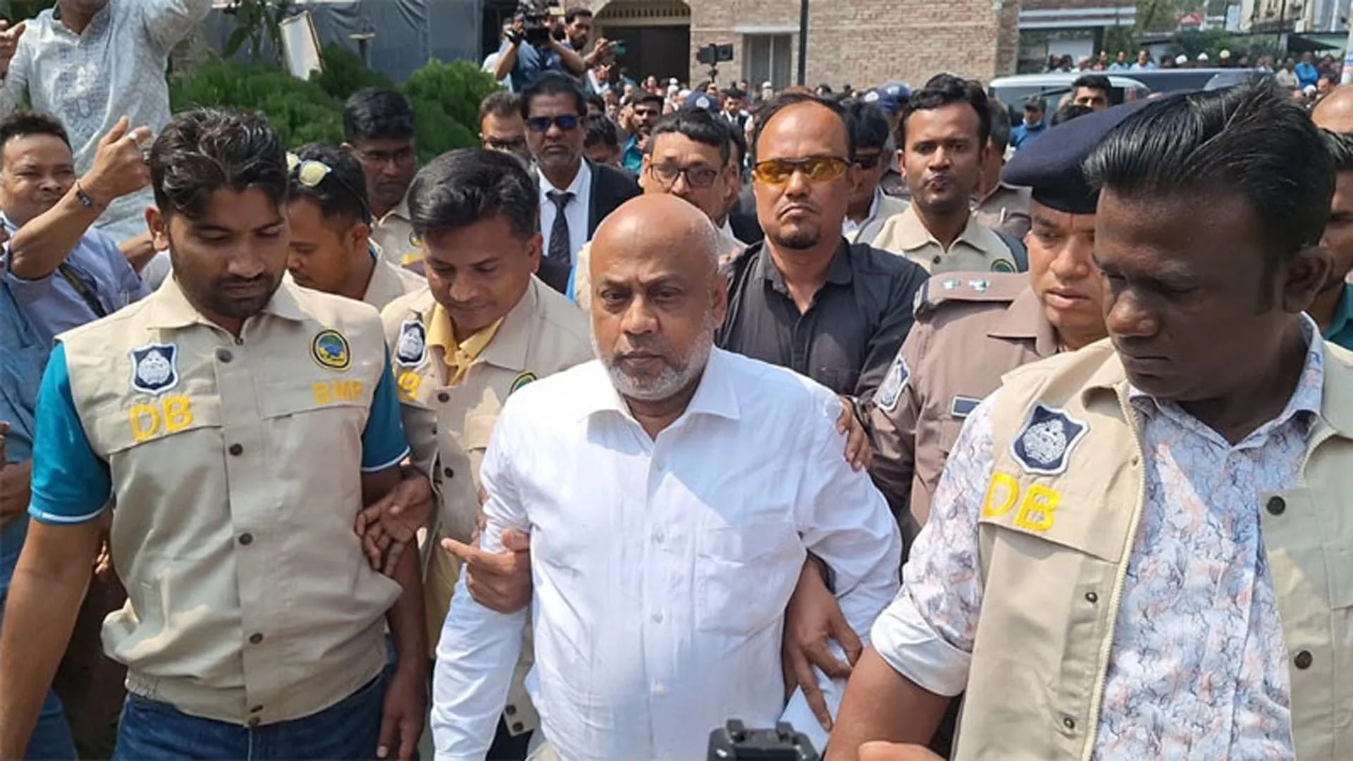 বরিশাল কান্ডে সুপ্রিম কোর্টে আ’লীগ-বিএনপিপন্থী আইনজীবীদের বিক্ষোভ