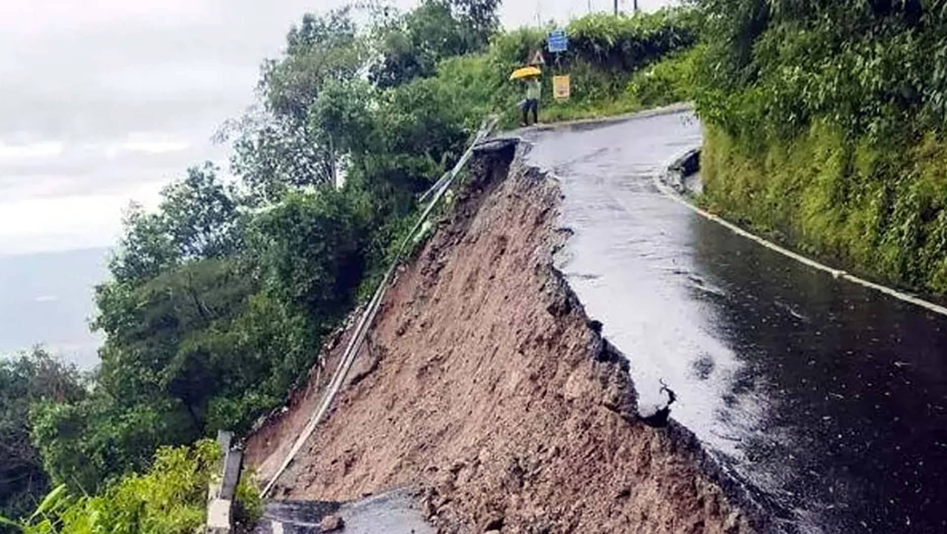 দার্জিলিংয়ে পাহাড়ধস ও তীব্র বর্ষণে নিহত ২০, আটকা বহু পর্যটক