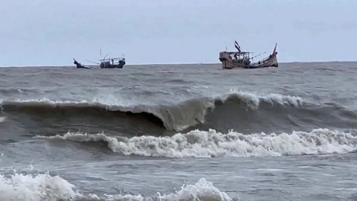 বৈরী আবহাওয়ায় অভ্যন্তরীণ নৌপথে লঞ্চ চলাচল বন্ধ