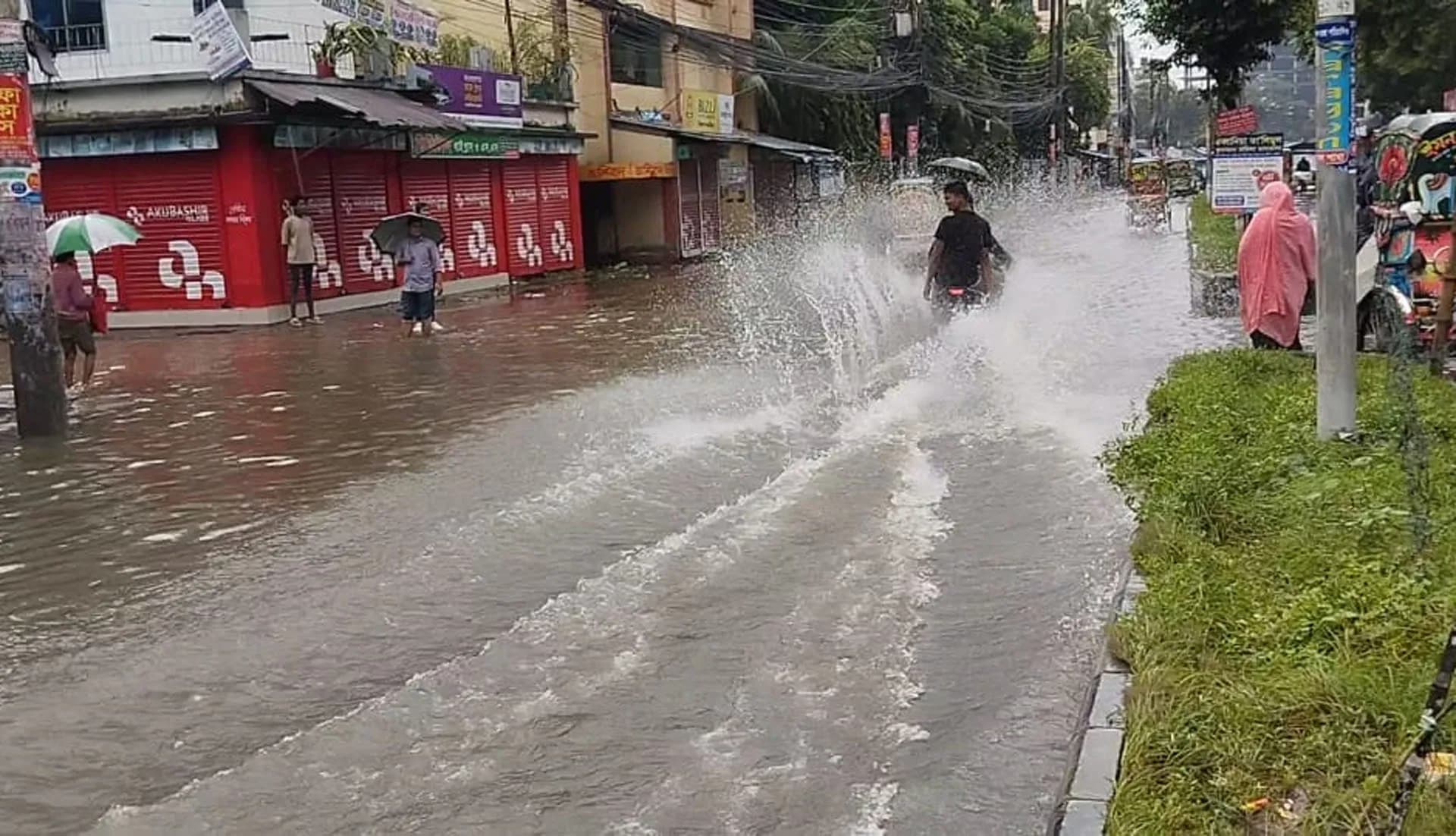 বরিশালে শহরের বিভিন্ন স্থানে পানি উঠে গেছে