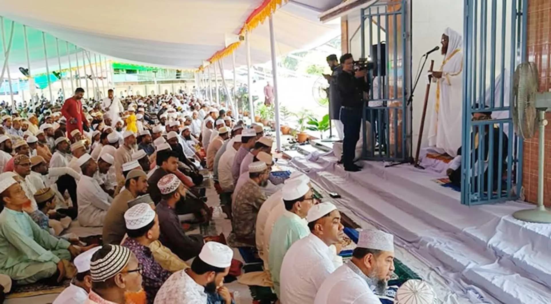 বরিশালে ঈদের প্রধান জামাত, দেশ ও জাতির কল্যাণ কামনা