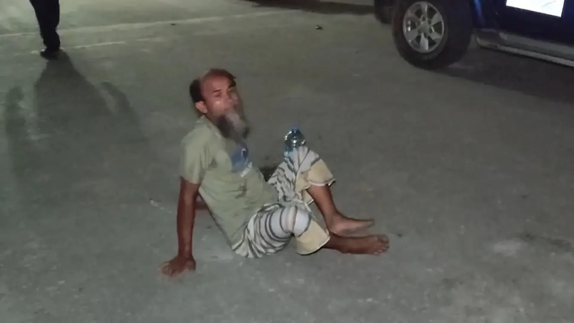 মেয়ের মরদেহ বাড়িতে রেখে মামলা করতে ১২ ঘণ্টা ধরে থানায় বাবা