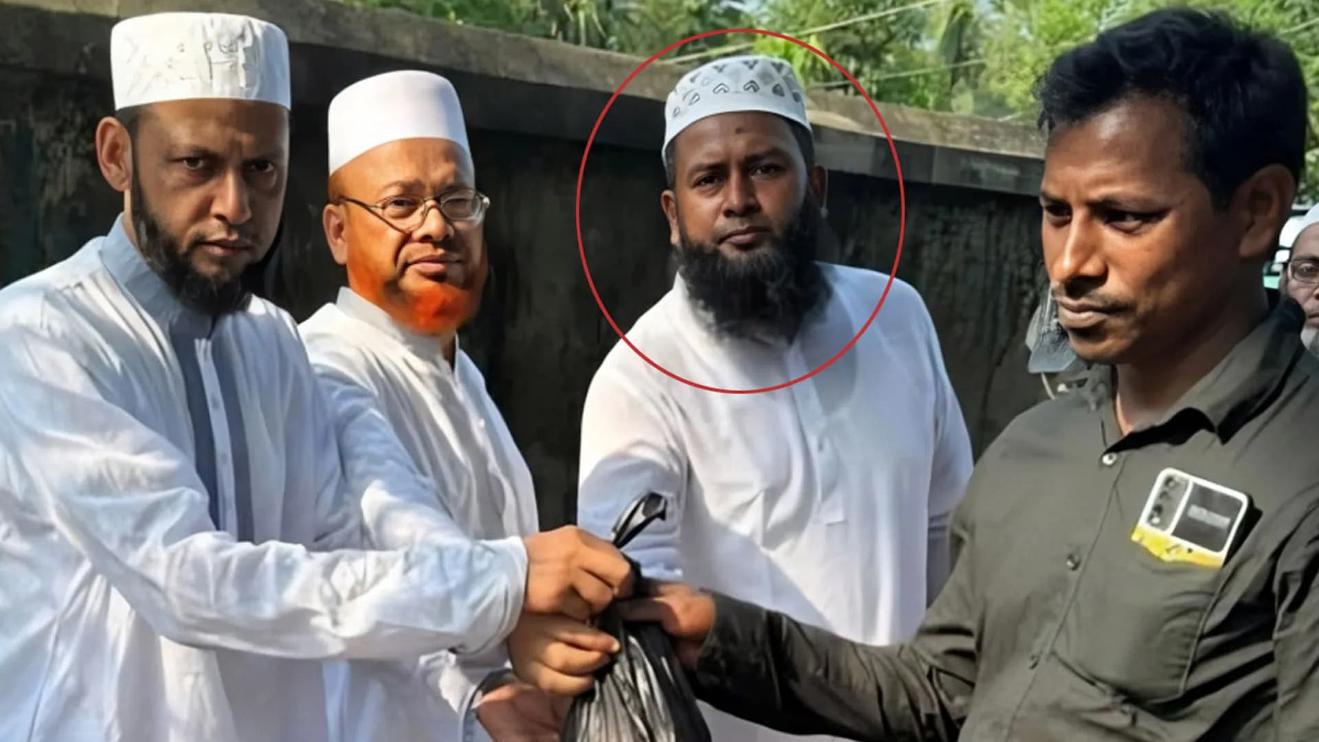 আ.লীগ নেতাকে সঙ্গে নিয়ে জামায়াত নেতার মাংস বিতরণ, ছবি ভাইরাল