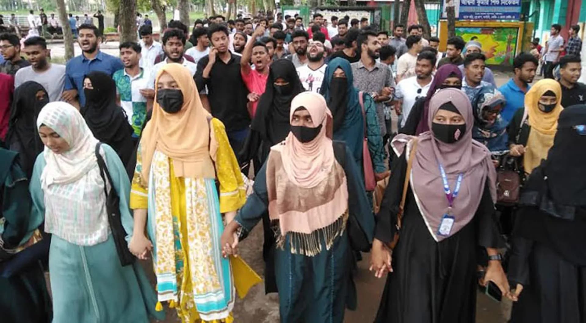 বরিশালে ৫ দফা দাবিতে বিএম কলেজ শিক্ষাথীদের শাটডাউনের ডাক