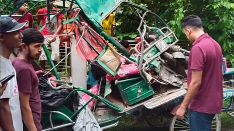 পিরোজপুরে বিয়ের বাস ও অটোরিকশার মুখোমুখি সংঘর্ষে হতাহত ২৫