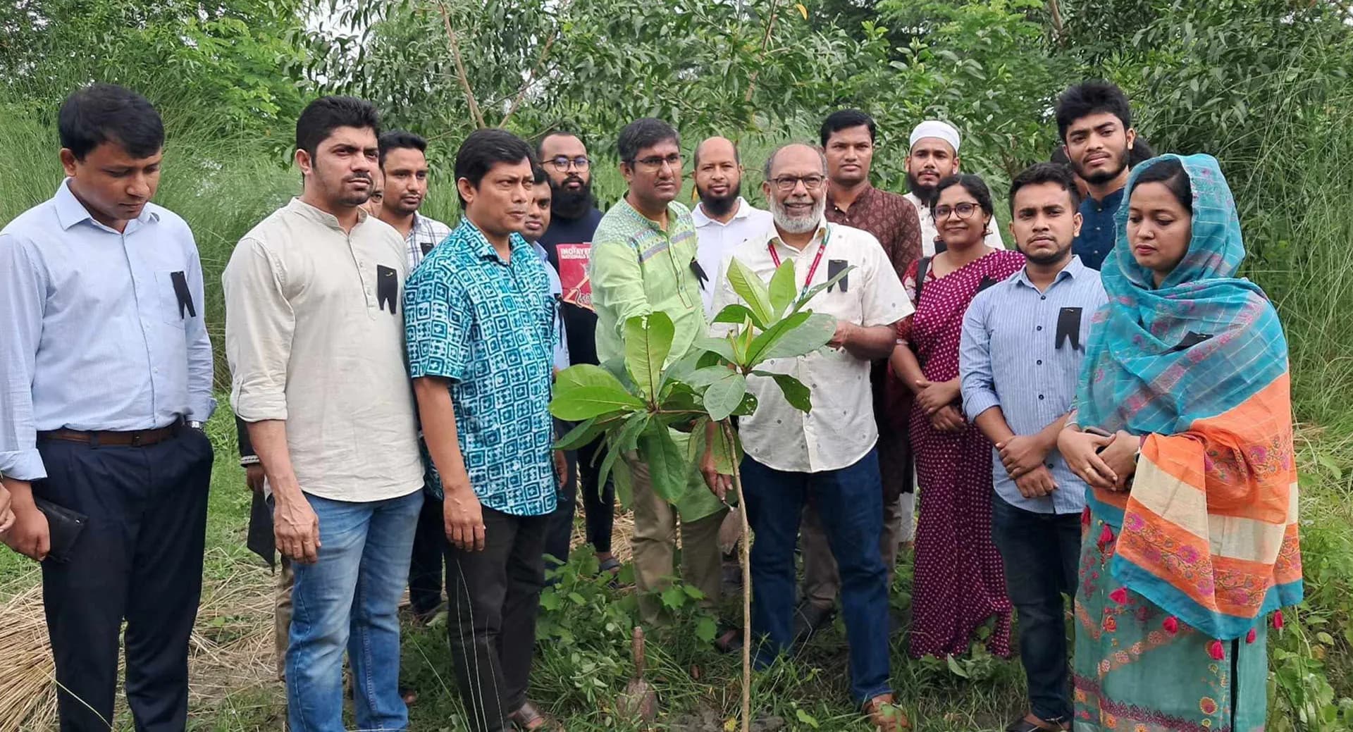 জুলাই অভ্যুত্থানে শহীদদের স্মরণে ববিতে বৃক্ষরোপণ কর্মসূচি