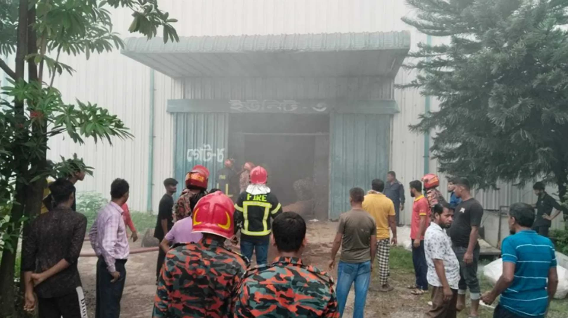 বরিশালের সোনারগাঁও টেক্সটাইলে হঠাৎ ভয়াবহ আগুন 