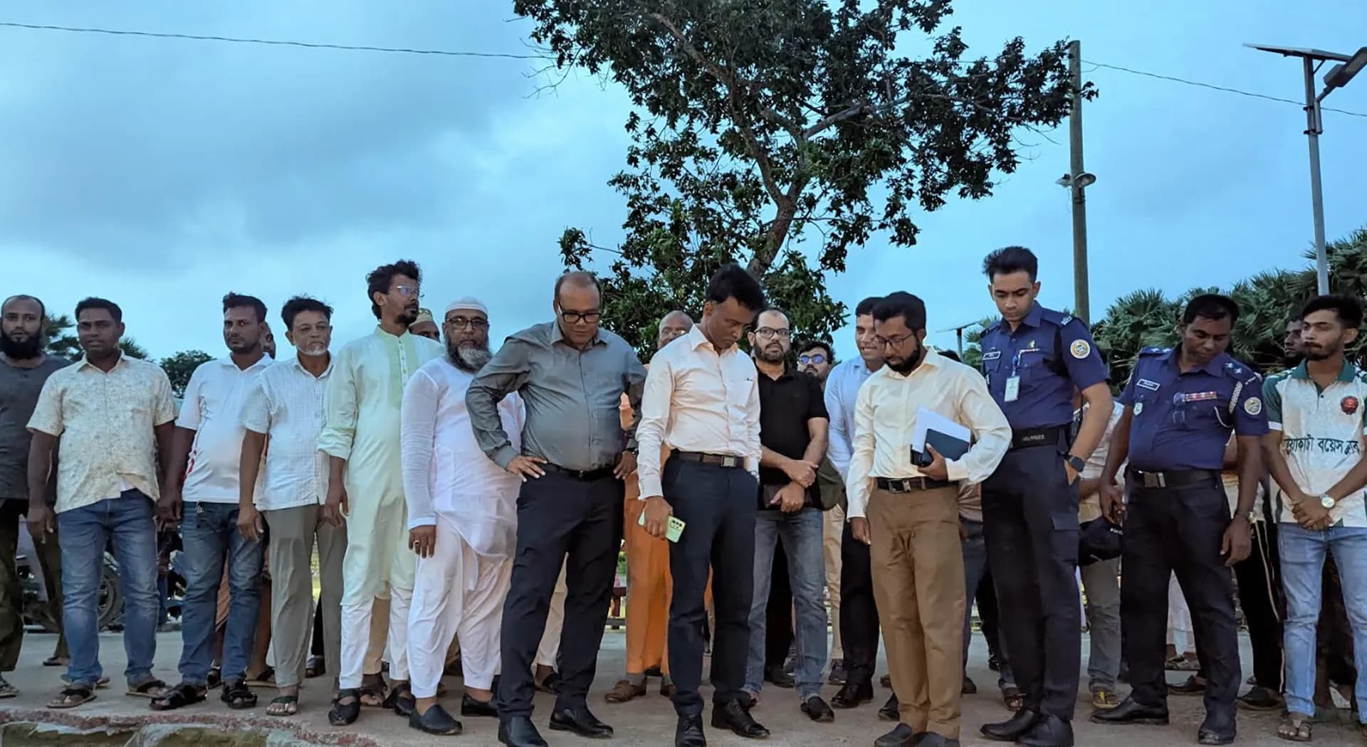 কুয়াকাটার সেই ভাঙা সড়কটি রক্ষার আশ্বাস দিলেন বিভাগীয় কমিশনার 