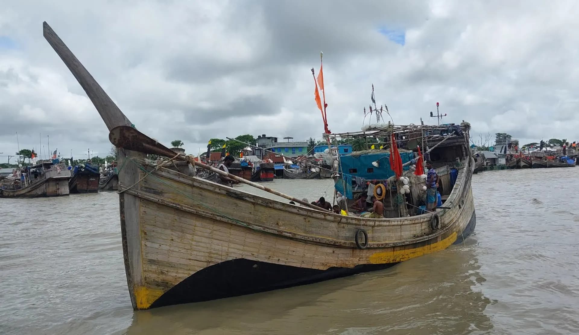 বঙ্গোপসাগরে ১৫ জেলেসহ মাছধরা ট্রলারডুবি, নিখোঁজ ৬, উদ্ধার ৯ 