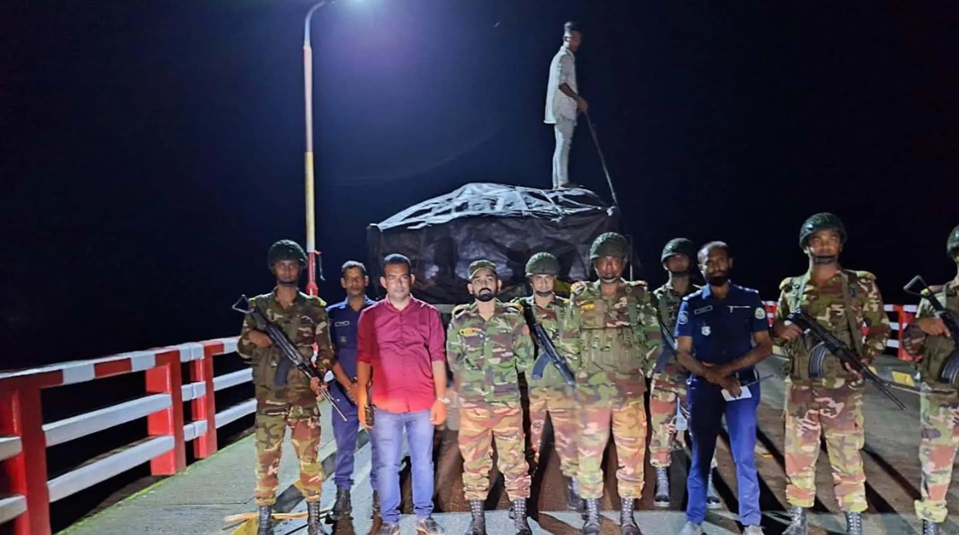 পিরোজপুরে যৌথবাহিনীর অভিযানে সরকারি চালসহ আটক ২