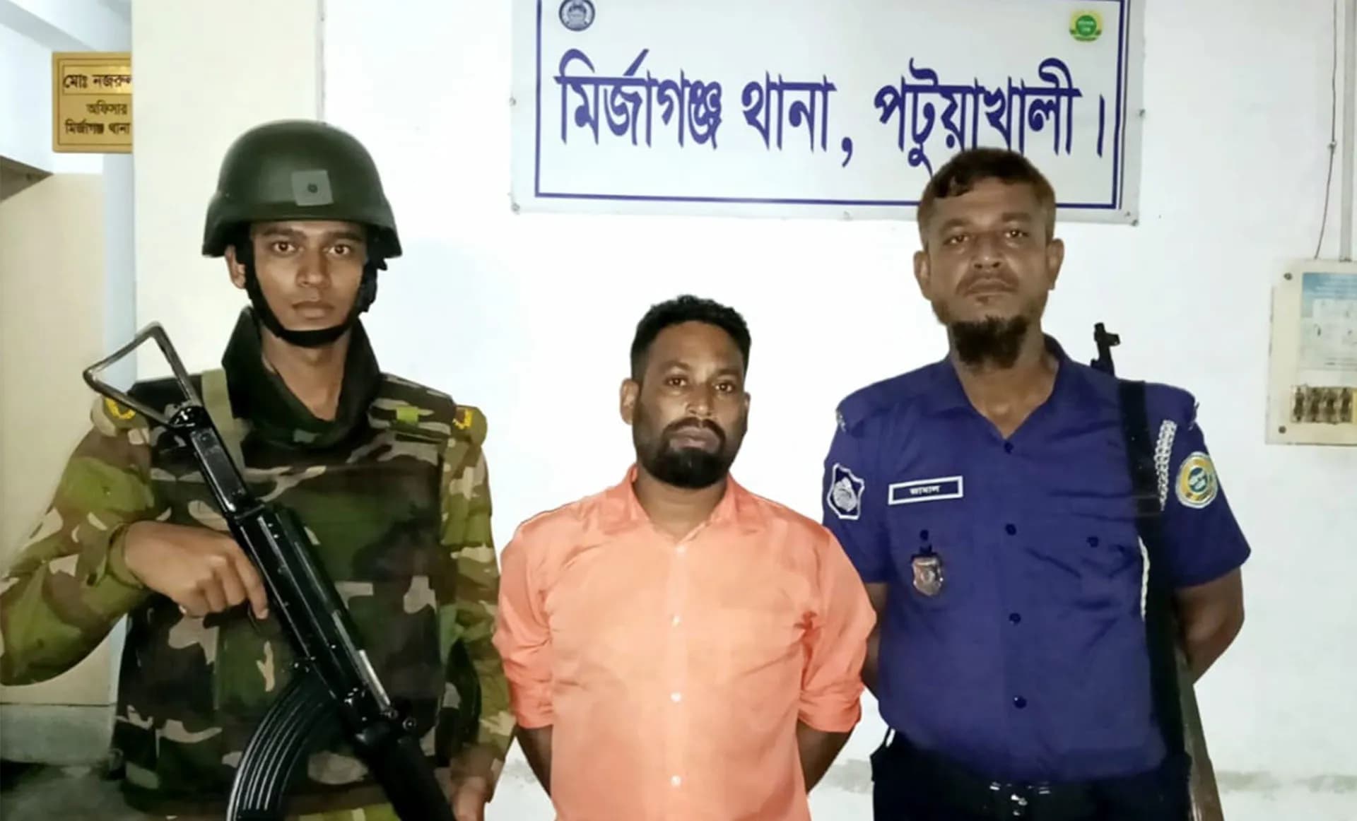মির্জাগঞ্জে যৌথবাহিনীর অভিযানে চাঁদাবাজ গ্রেপ্তার