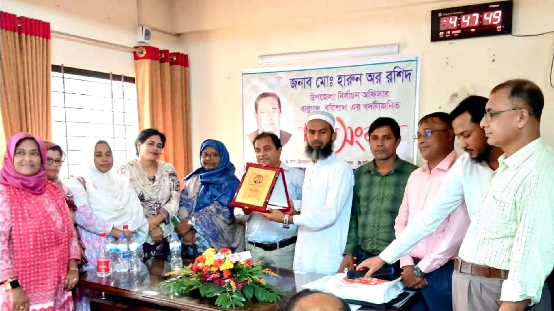 বাবুগঞ্জে নির্বাচন কর্মকর্তাকে বিদায়ী সংবর্ধনা দিলেন ইউএনও