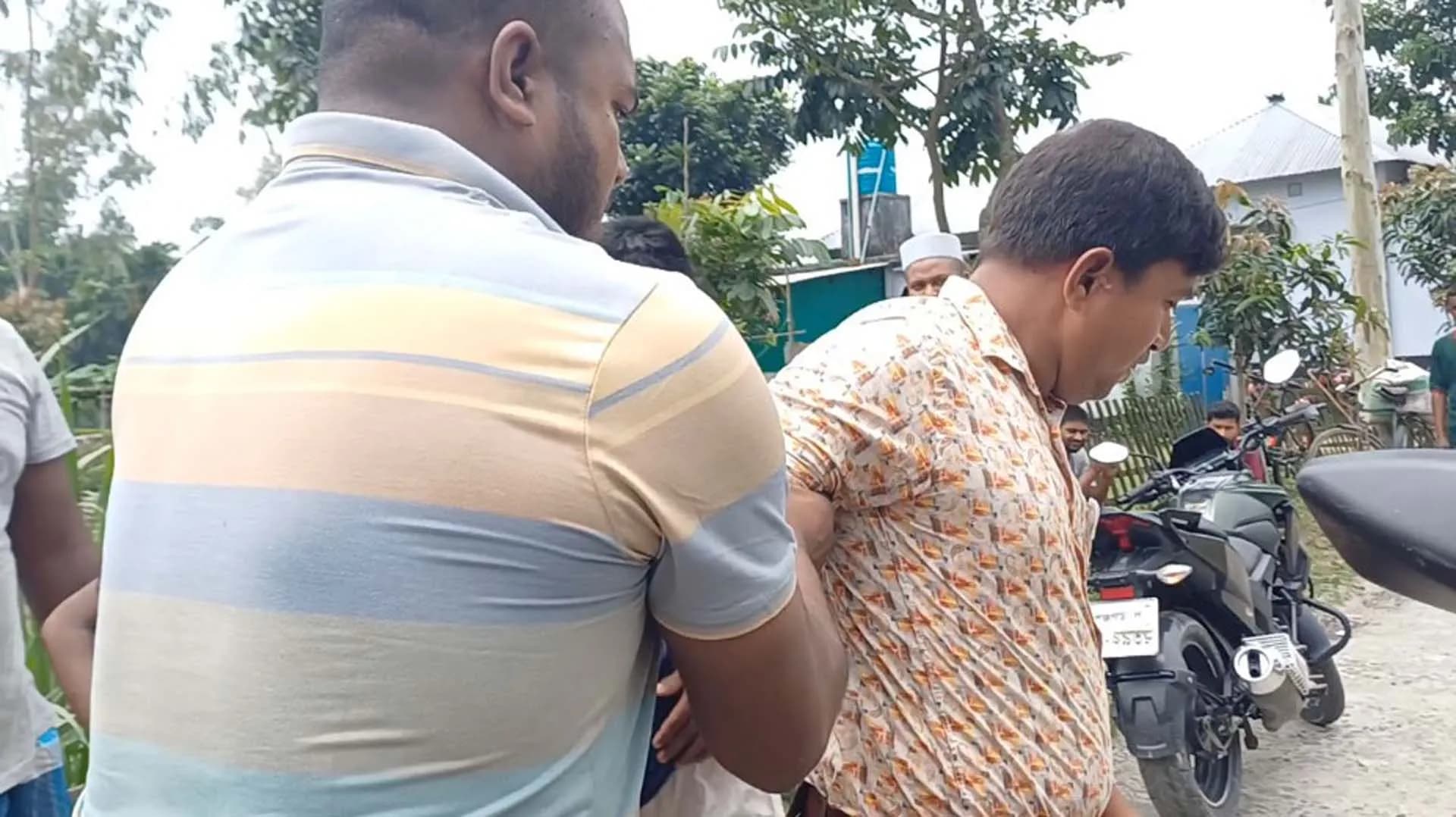 রাস্তার কাজে অনিয়ম, অস্বীকার করায় এলজিইডি কর্মচারীকে গণপিটুনি