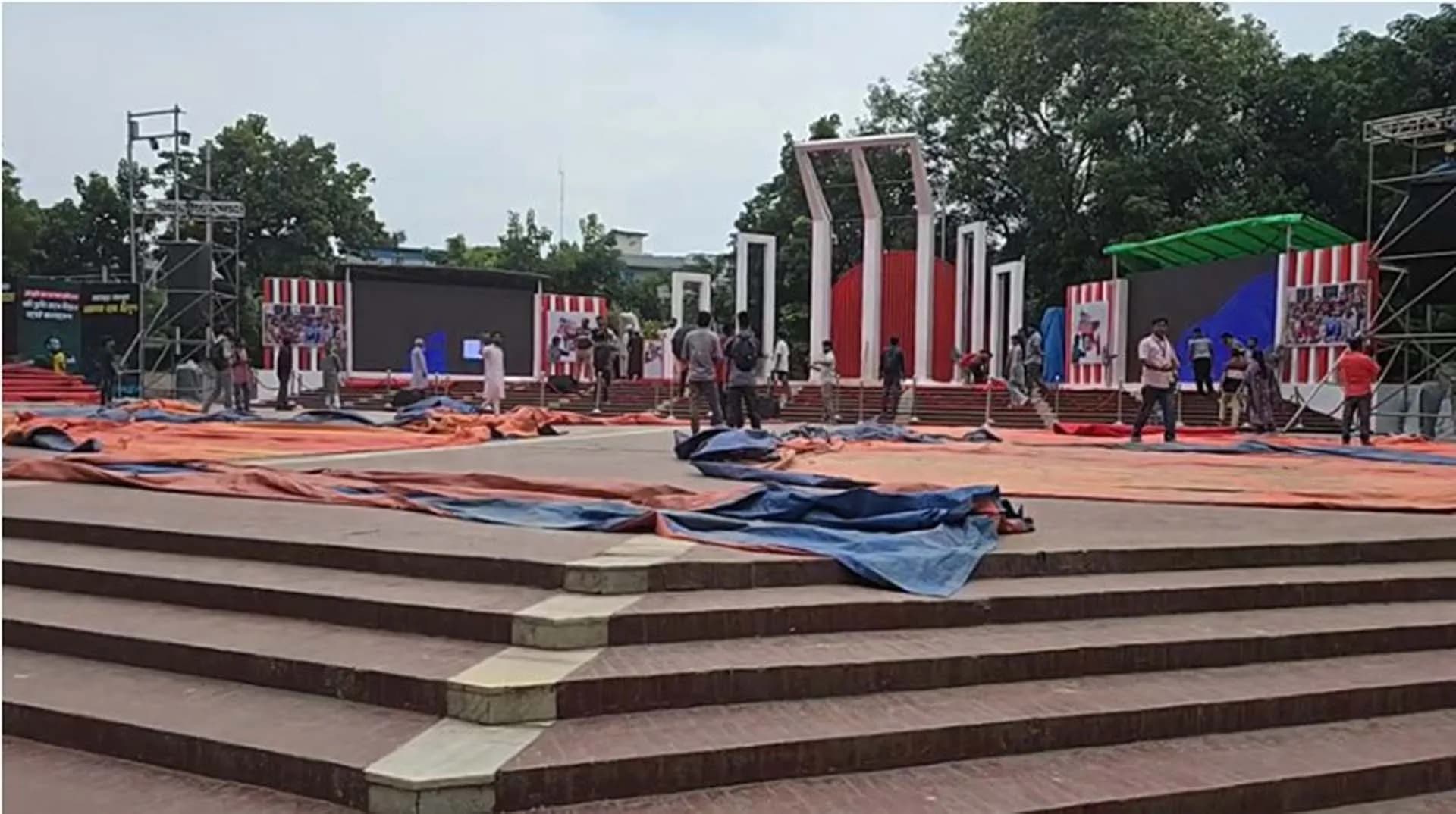 এনসিপির সমাবেশ: প্রস্তুত মঞ্চ, জড়ো হচ্ছেন নেতাকর্মীরা