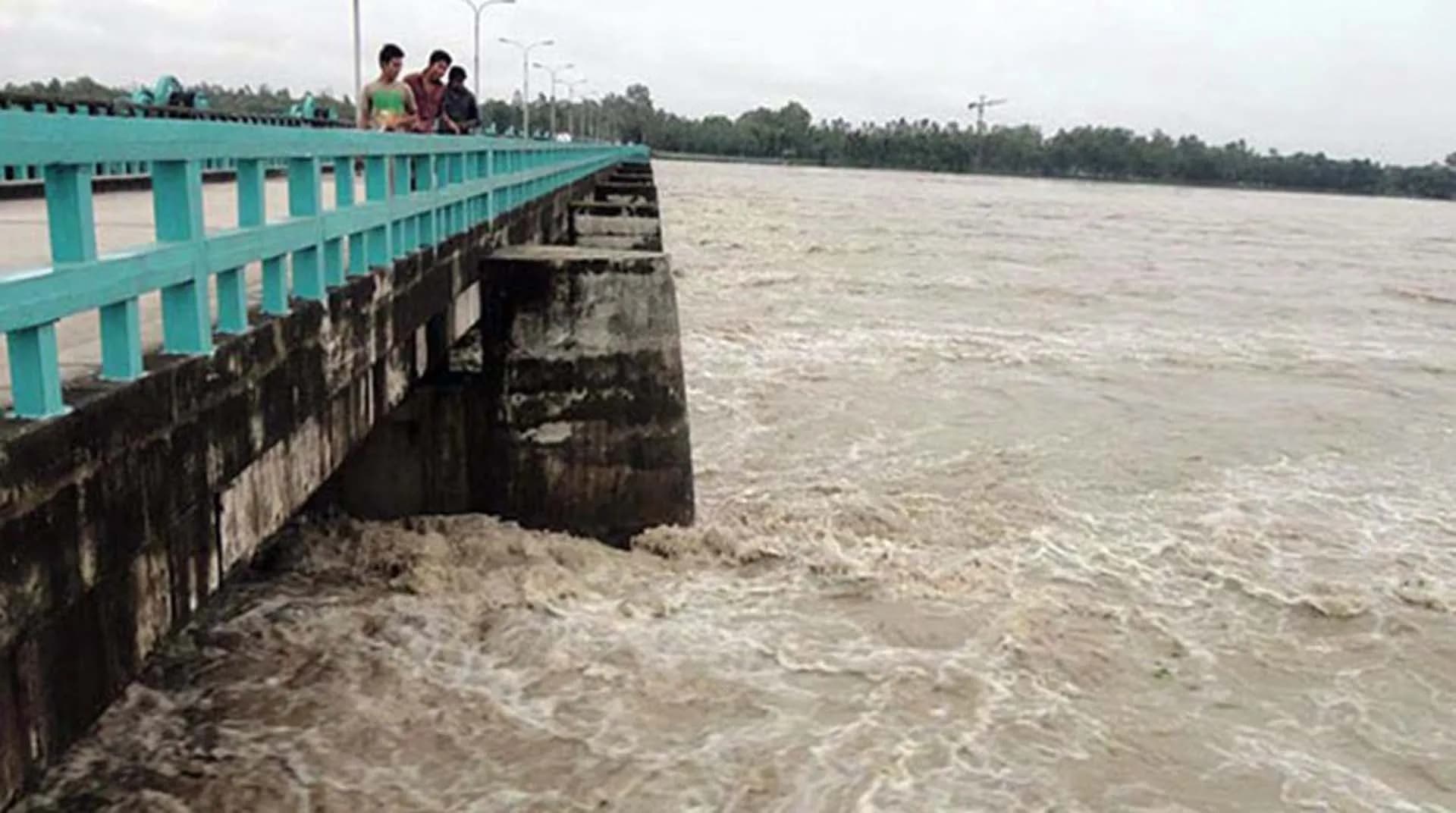 খুলে দেওয়া হয়েছে তিস্তা ব্যারেজের ৪৪ গেট, বন্যার আশঙ্কা