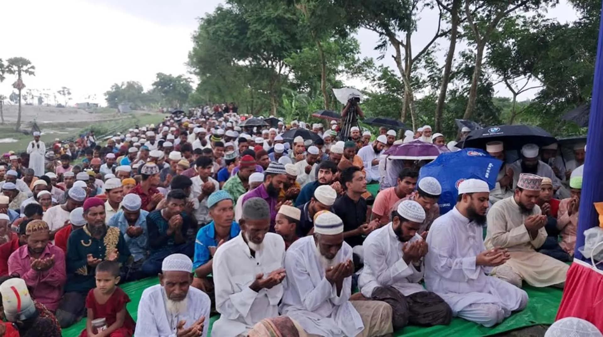 ইলিশের জন্য মেঘনার তীরে বিশেষ দোয়া, অংশ নিলেন ৬০ জন আলেম