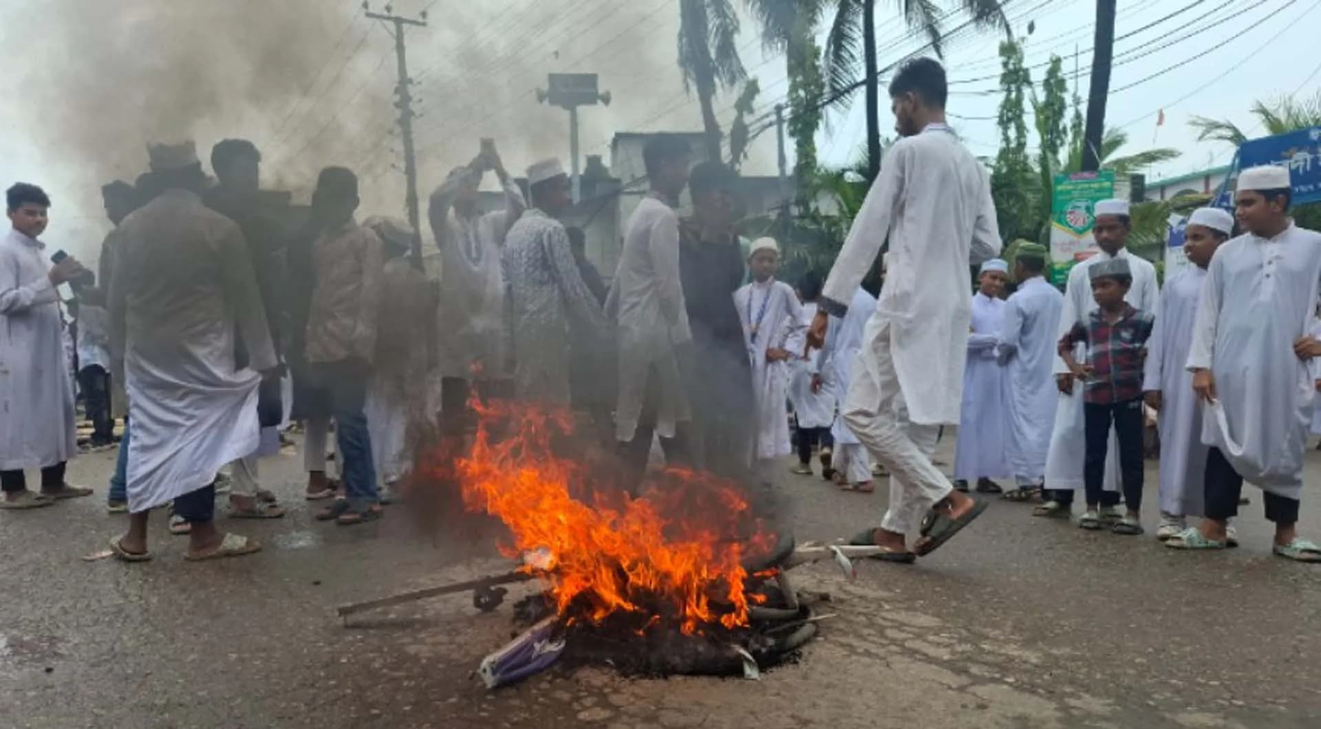 বরিশাল-পটুয়াখালী মহাসড়ক আটকে শিক্ষার্থীদের বিক্ষোভ