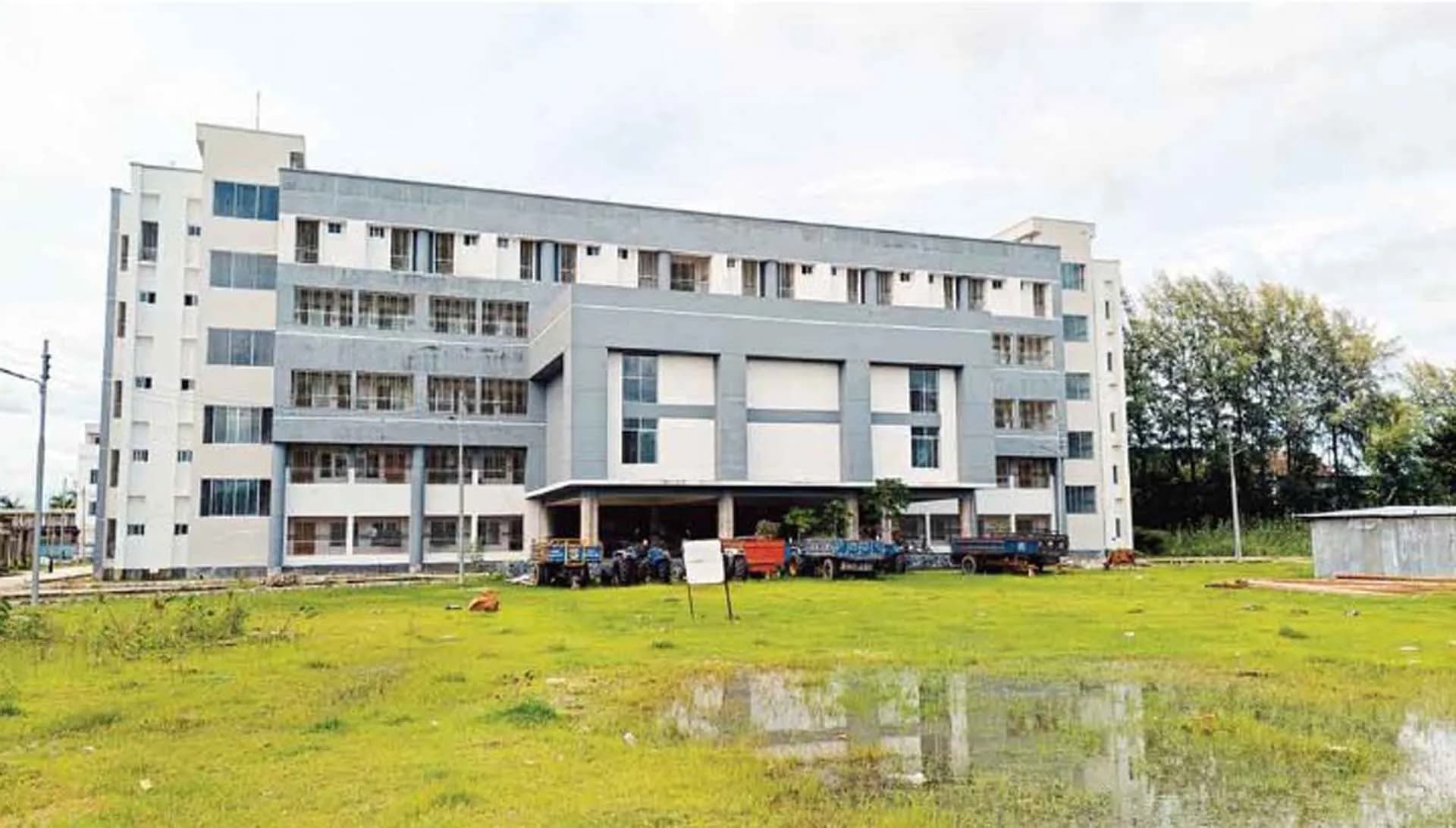 হাসপাতালে ৬৫১ কোটি টাকায় ভবন, তবু মেঝেতে চিকিৎসা