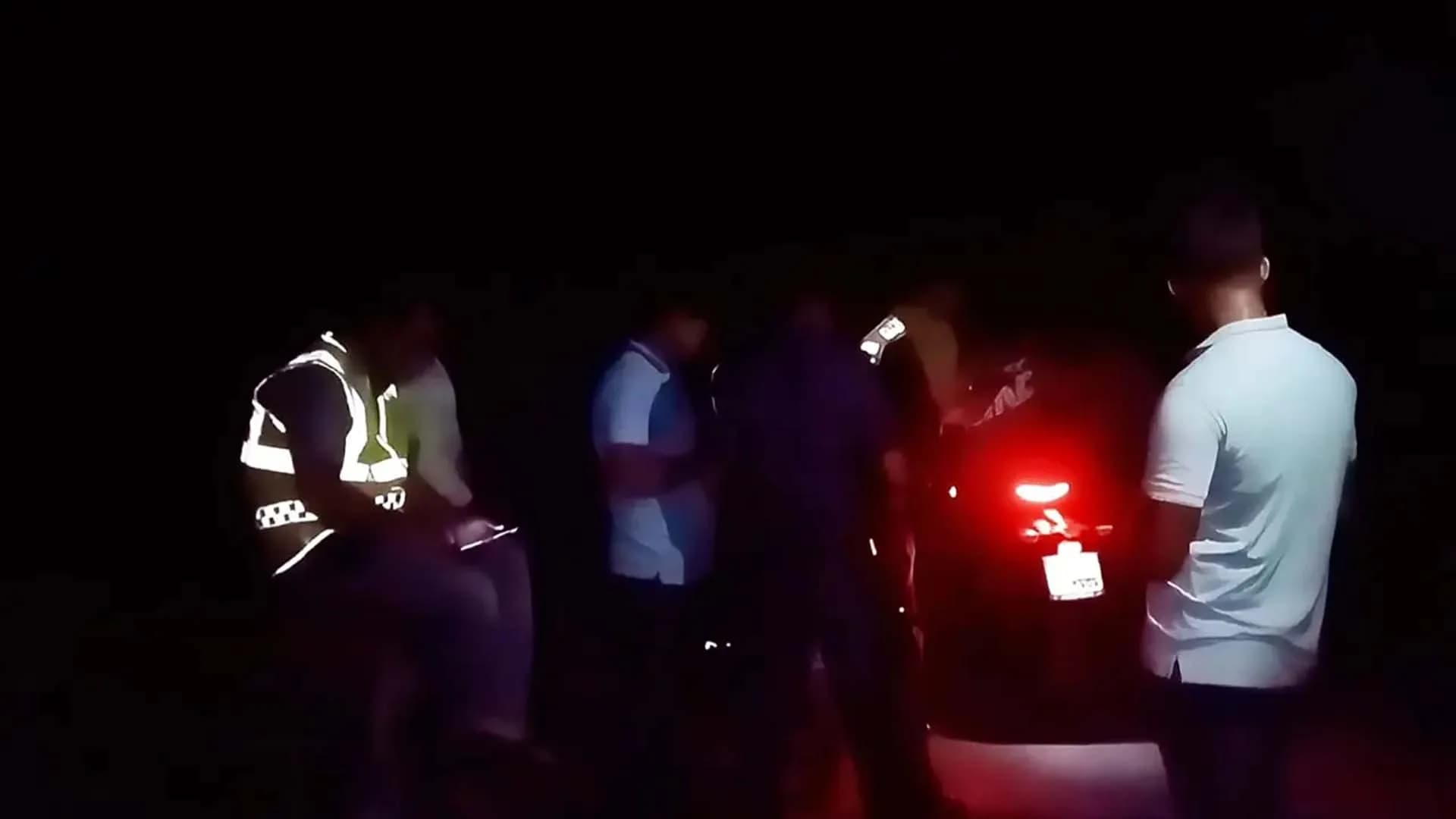 সড়কে ককটেল ফাটিয়ে গণডাকাতি