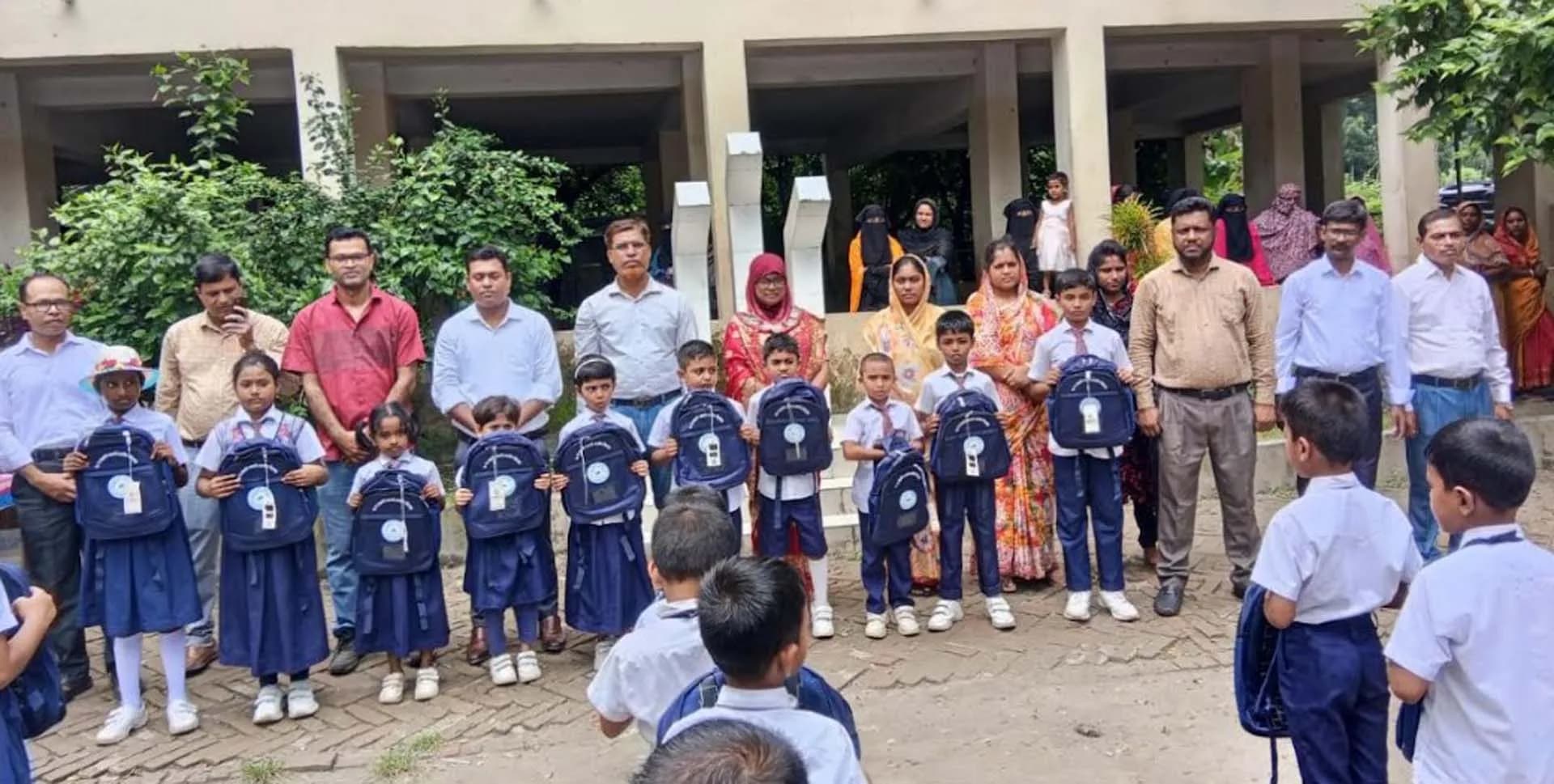কোটালীপাড়ায় নতুন ব্যাগ নিয়ে বিদ্যালয়ে এলেন ইউএনও, উচ্ছ্বসিত শিক্ষার্থীরা