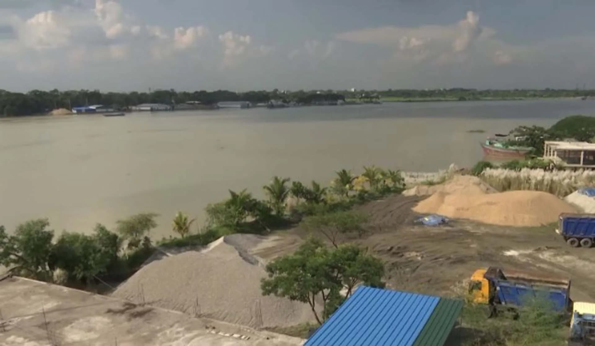 দক্ষিণাঞ্চলে নদ-নদী দখলের হিড়িক, প্রশাসন নীরব!