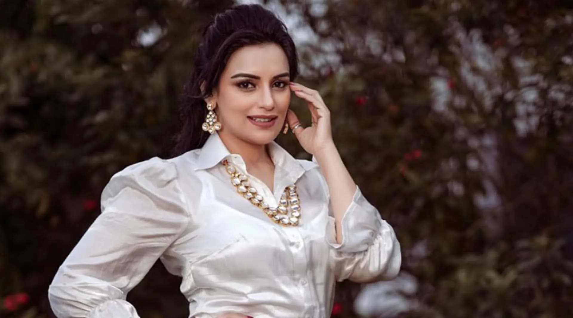 অশ্লীলতার অভিযোগে অভিনেত্রীর নামে মামলা