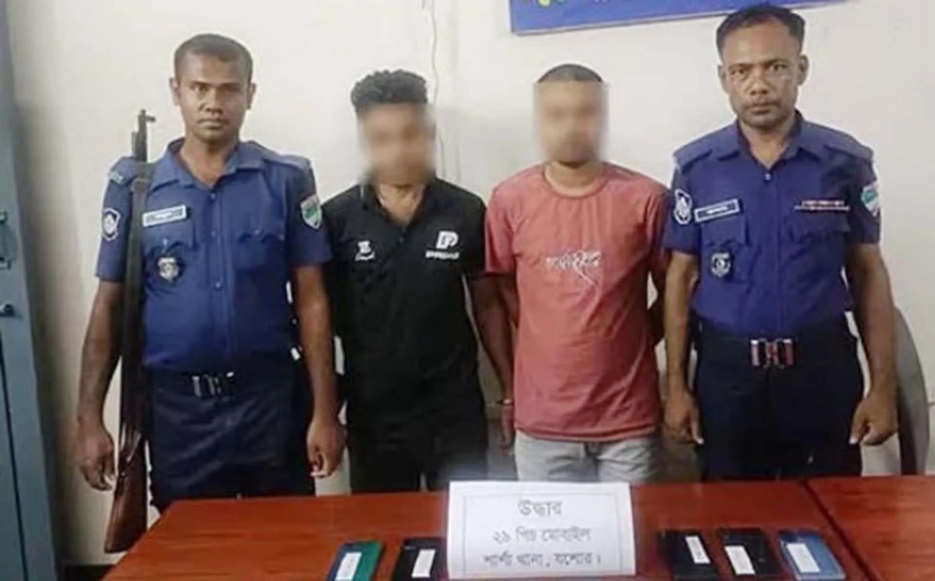 যশোরের শার্শায় ভারতীয় পুরাতন মোবাইলসহ দুইচোরাকারবারি আটক