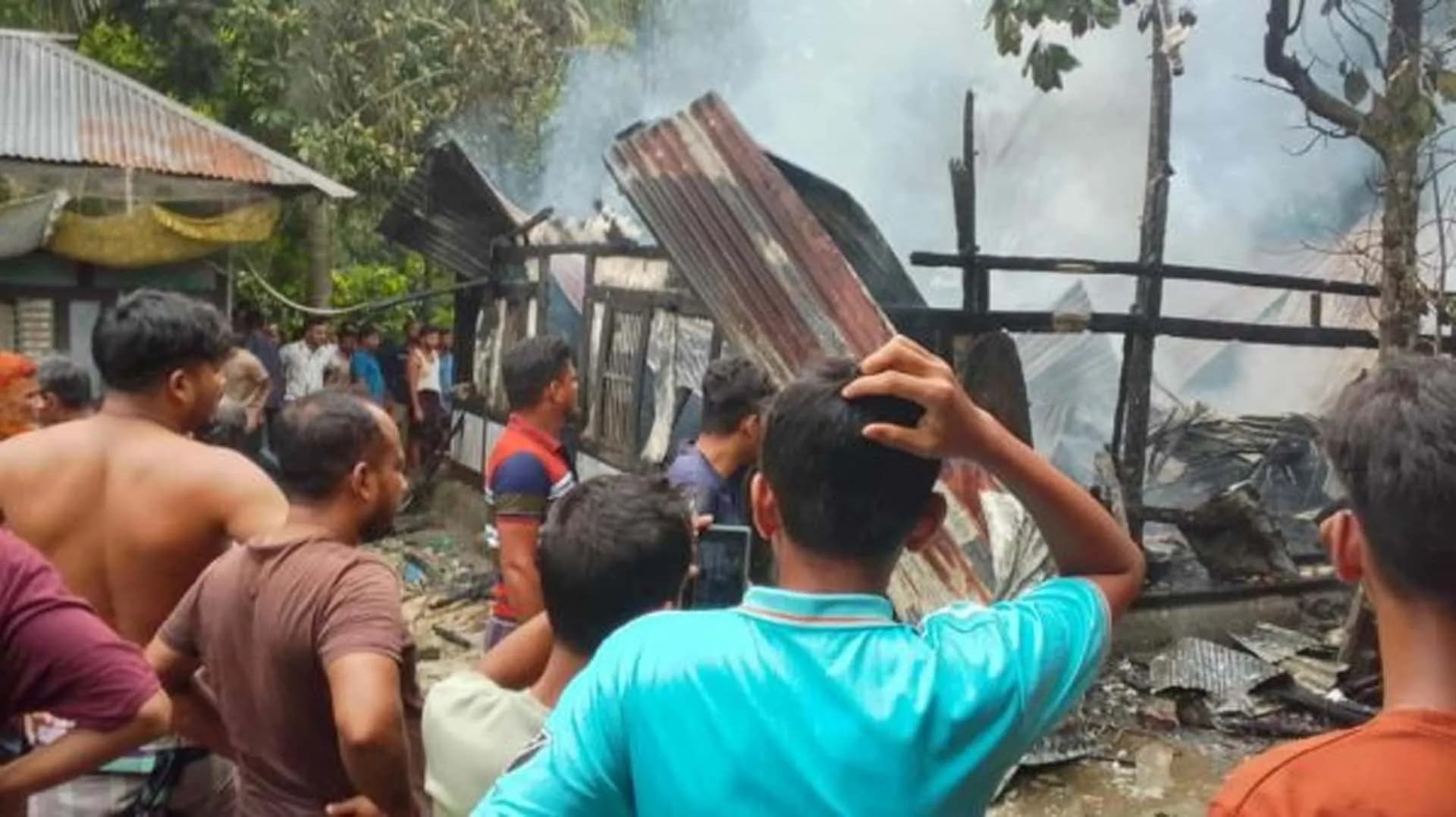 উজিরপুরে বৈদ্যুতিক শর্টসার্কিটের আগুনে বসতঘর পুড়ে ছাই