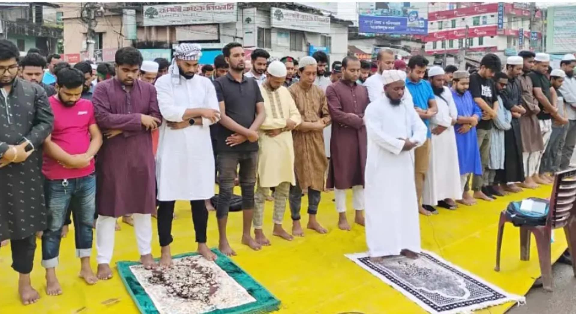 মহাসড়কে আন্দোলনকারীদের জুমার নামাজ আদায়