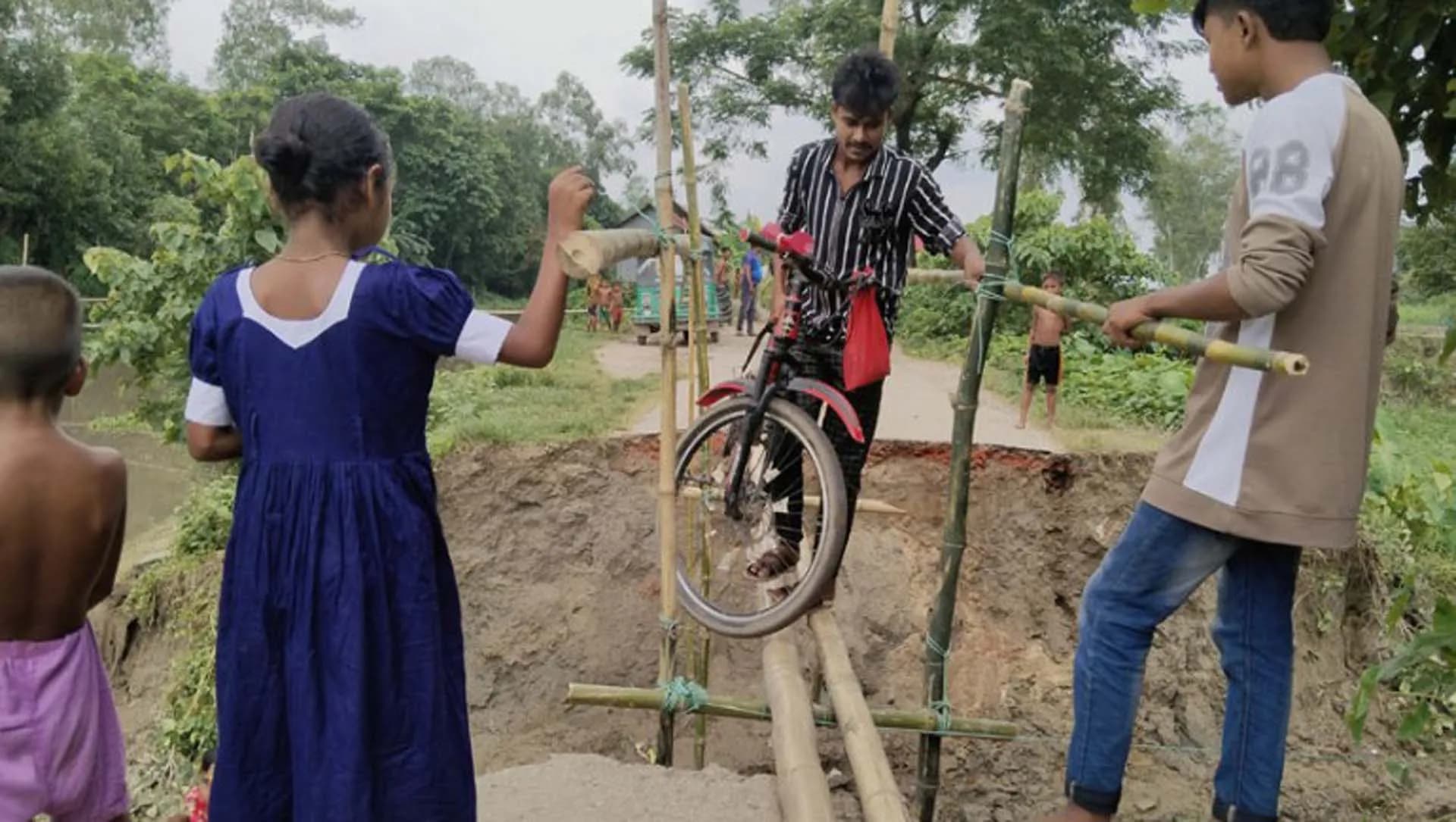 পাকা সড়কে বাঁশের সাঁকো