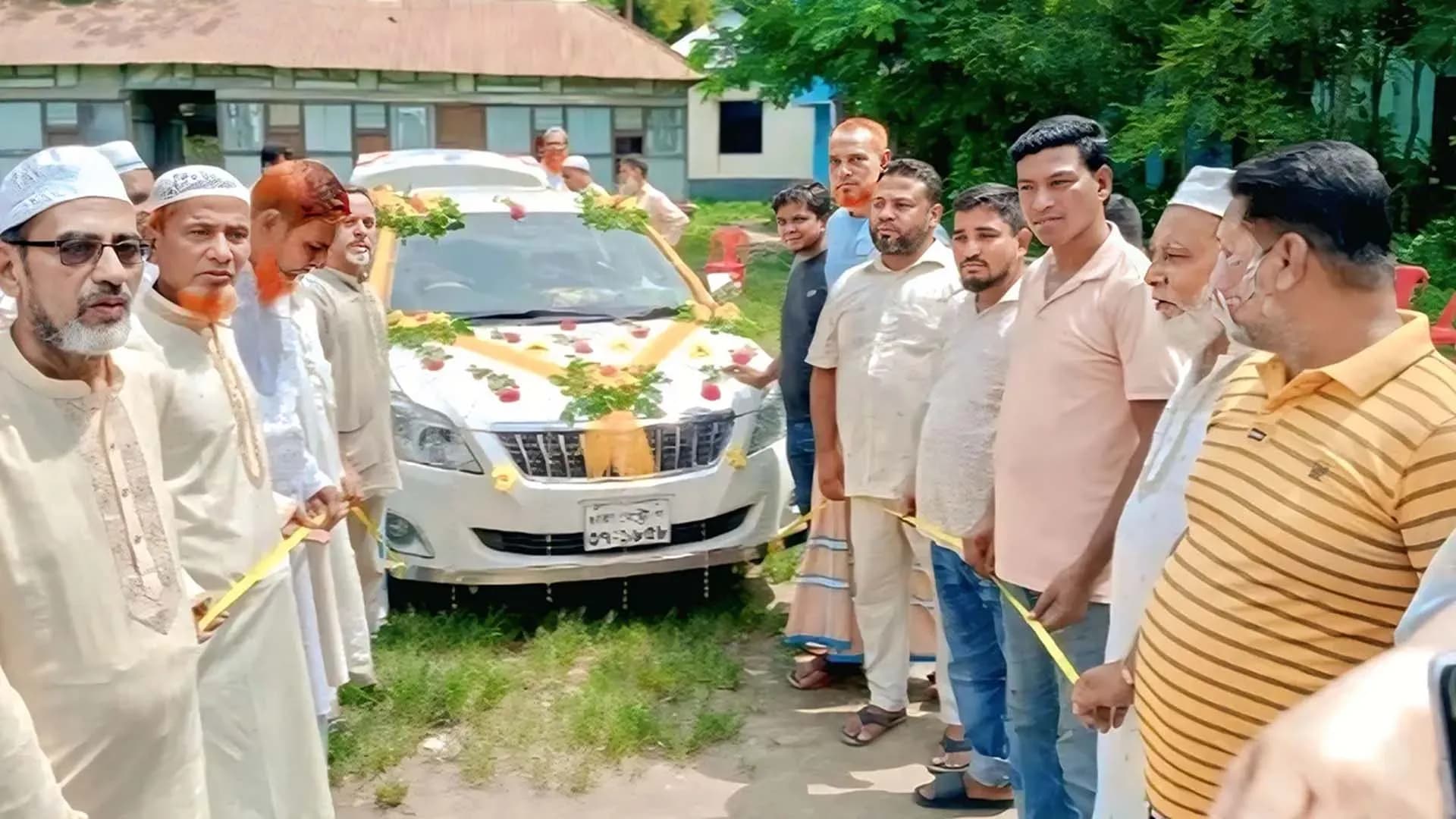 এক মসজিদে ৩৩ বছর, ফুলসজ্জিত গাড়িতে ইমামের বিদায়