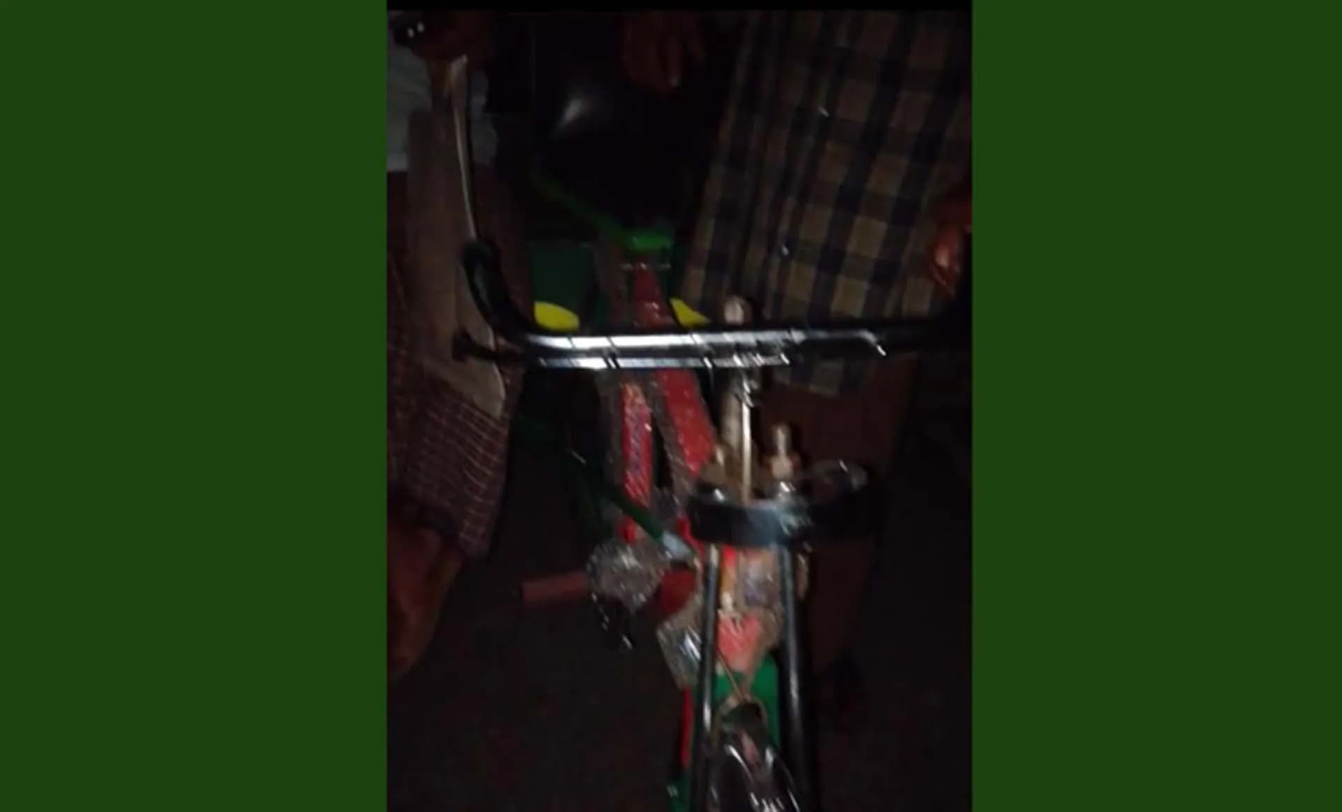 রাতের আঁধারে কৃষি পণ্য পরিবহন ভ্যান বিতরণ করলেন তালতলী কৃষি কর্মকর্তা