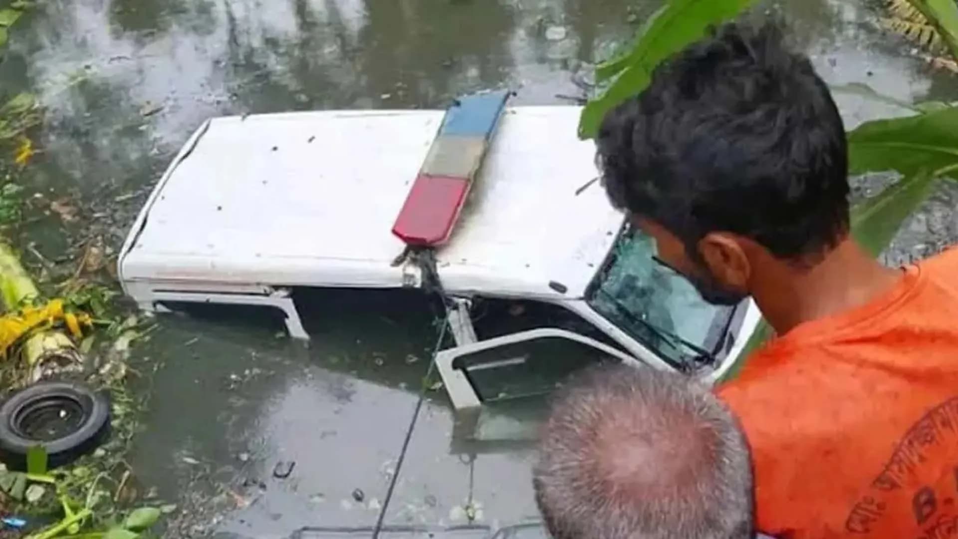 স্বামীকে হাসপাতালে নেওয়ার পথে অ্যাম্বুলেন্স খাদে, স্ত্রীর মৃত্যু