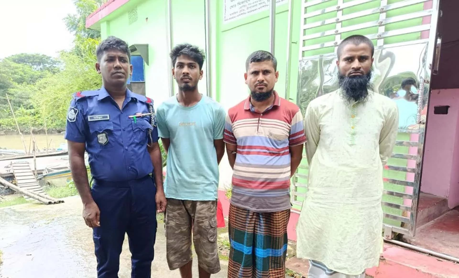 হিজলায় মেঘনা নদীতে জাহাজ ডুবির ঘটনায় পাল্টাপাল্টি মামলা