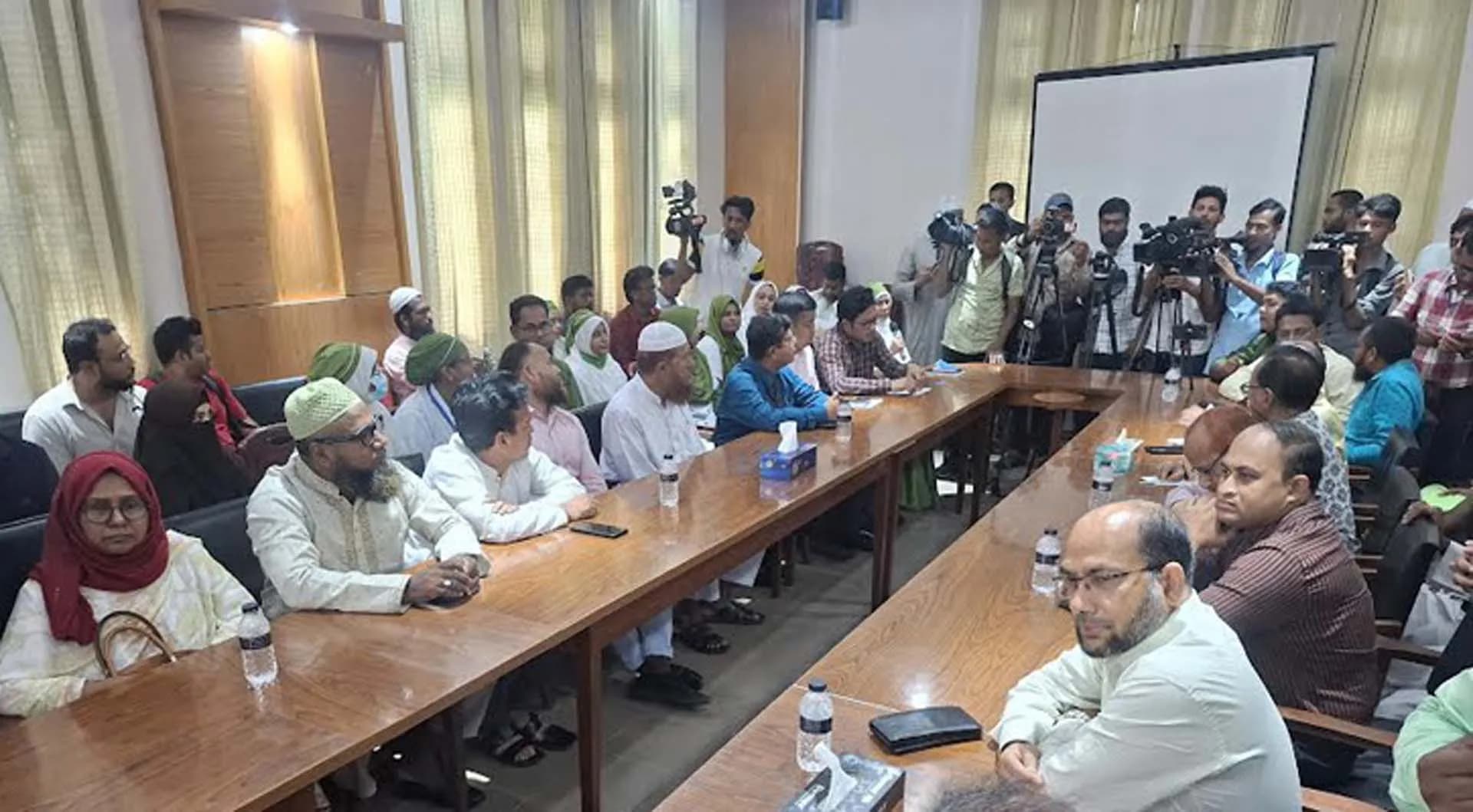 শেবাচিম হাসপাতালে কর্মবিরতিতে যাওয়ার আল্টিমেটাম ইন্টার্নদের