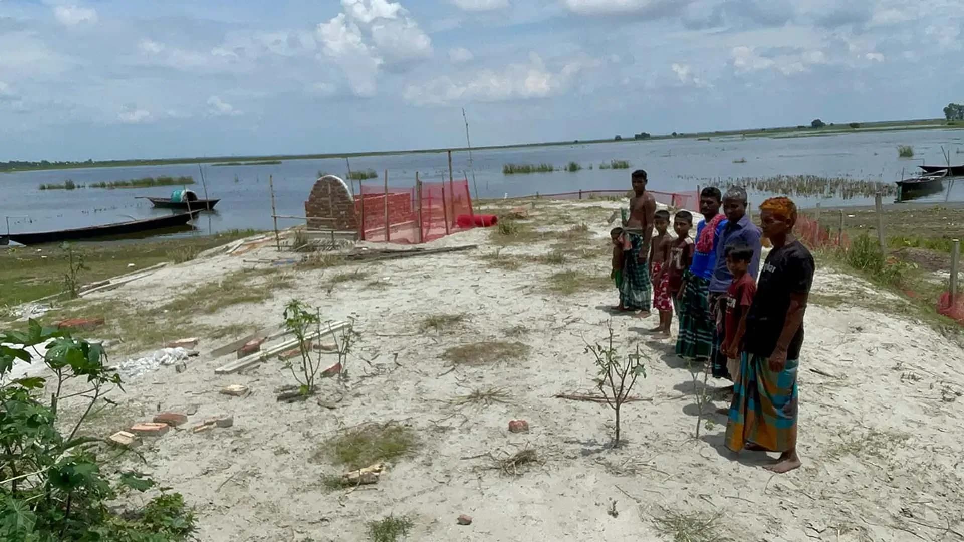 কবরের জায়গা না পেয়ে নদীতে ভাসিয়ে দেওয়া হয় লাশ
