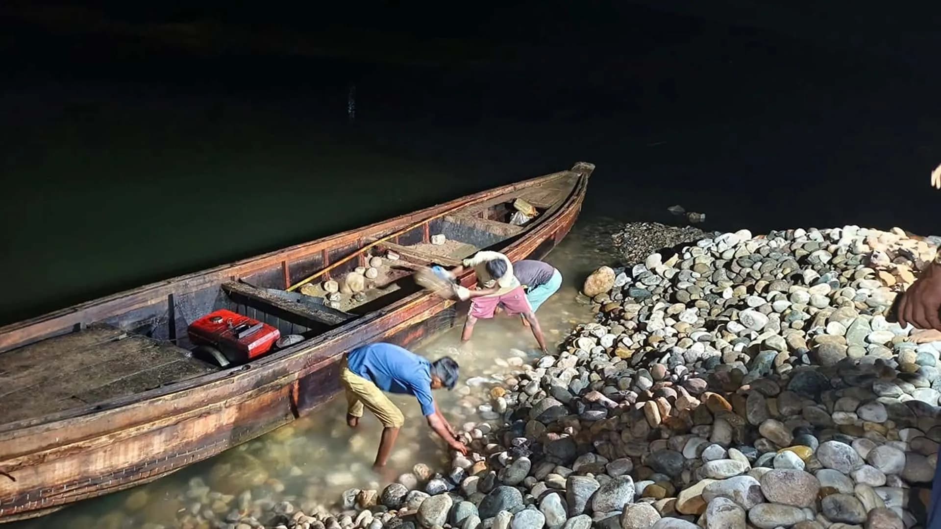 যৌথ বাহিনীর অভিযানে সাদাপাথরে ফিরল ১২ হাজার ঘনফুট পাথর