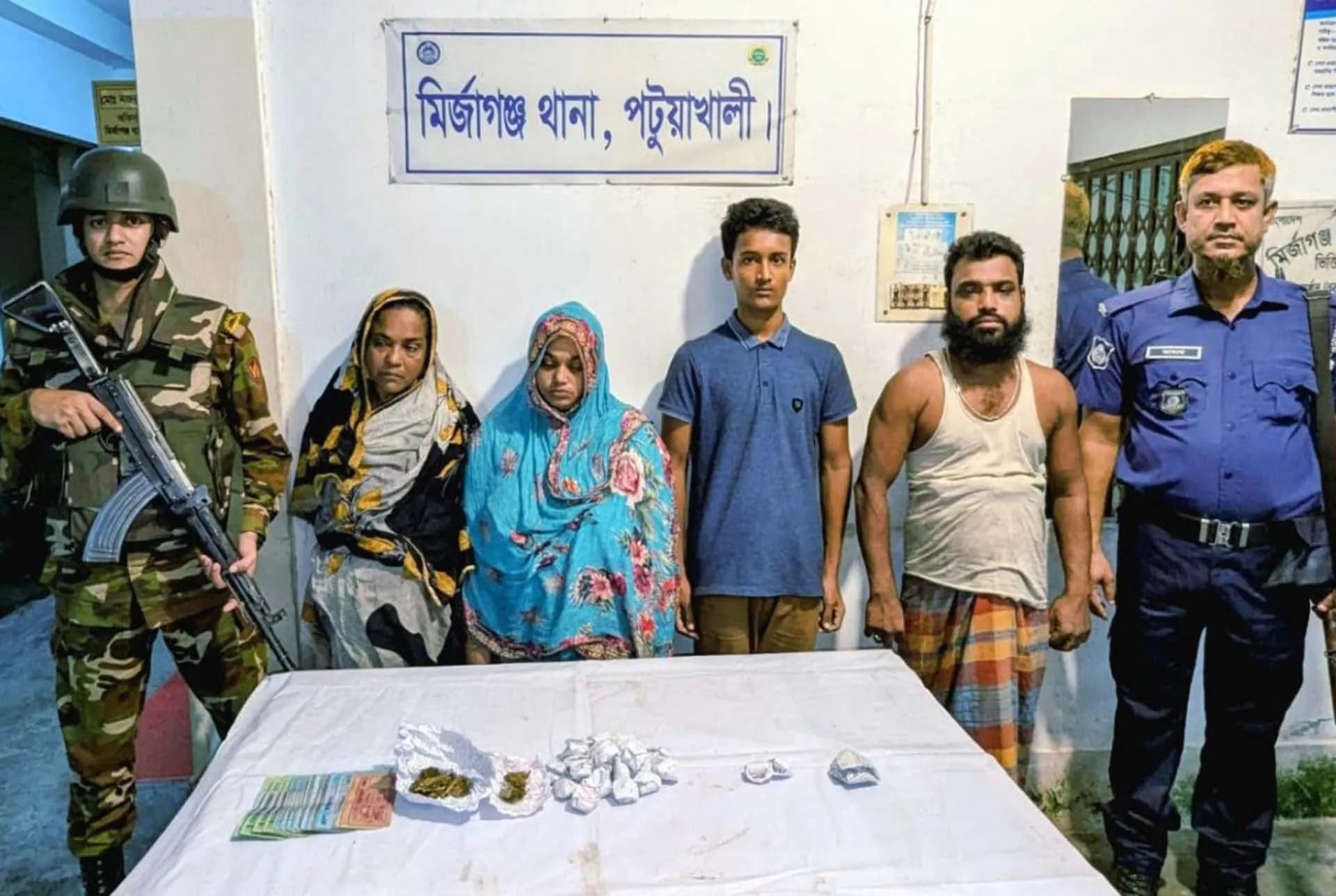 মির্জাগঞ্জে মাদক কারবারি ও চোরাই মালামাল সহ ৪ জন গ্রেপ্তার