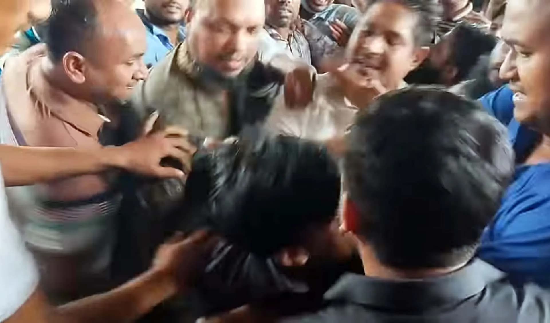 বরিশালে স্বাস্থ্যখাত সংস্কার আন্দোলনকারী শিক্ষার্থীদের মারধর