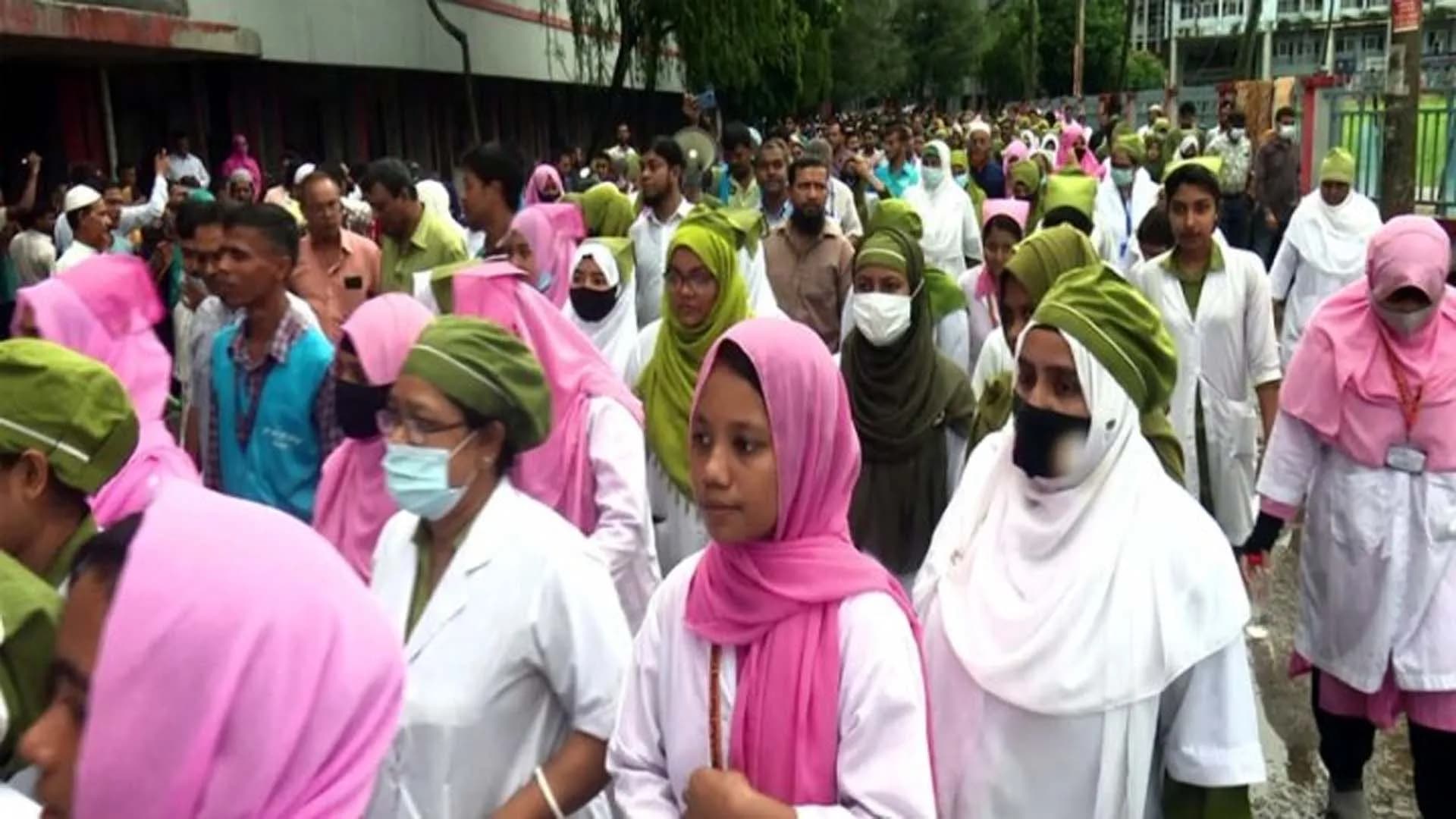 এবার আন্দোলনকারীদের বিরুদ্ধে আন্দোলনে নেমেছেন চিকিৎসক-নার্সরা