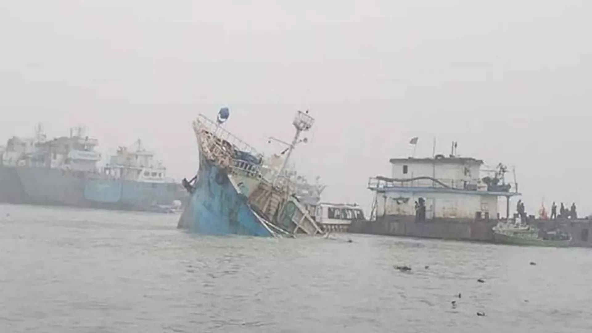 মেঘনায় ১৮ হাজার বস্তা সিমেন্টসহ ডুবল লাইটার জাহাজ