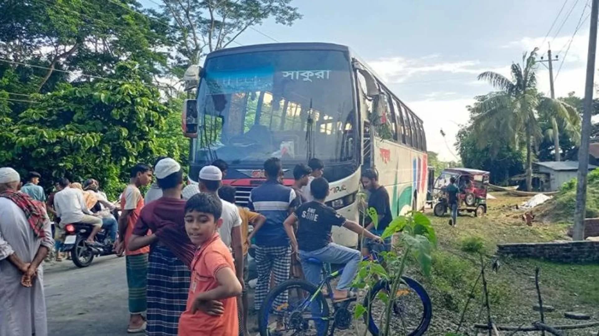 বরগুনায় বাসের চাপায় নির্মাণ শ্রমিক নিহত