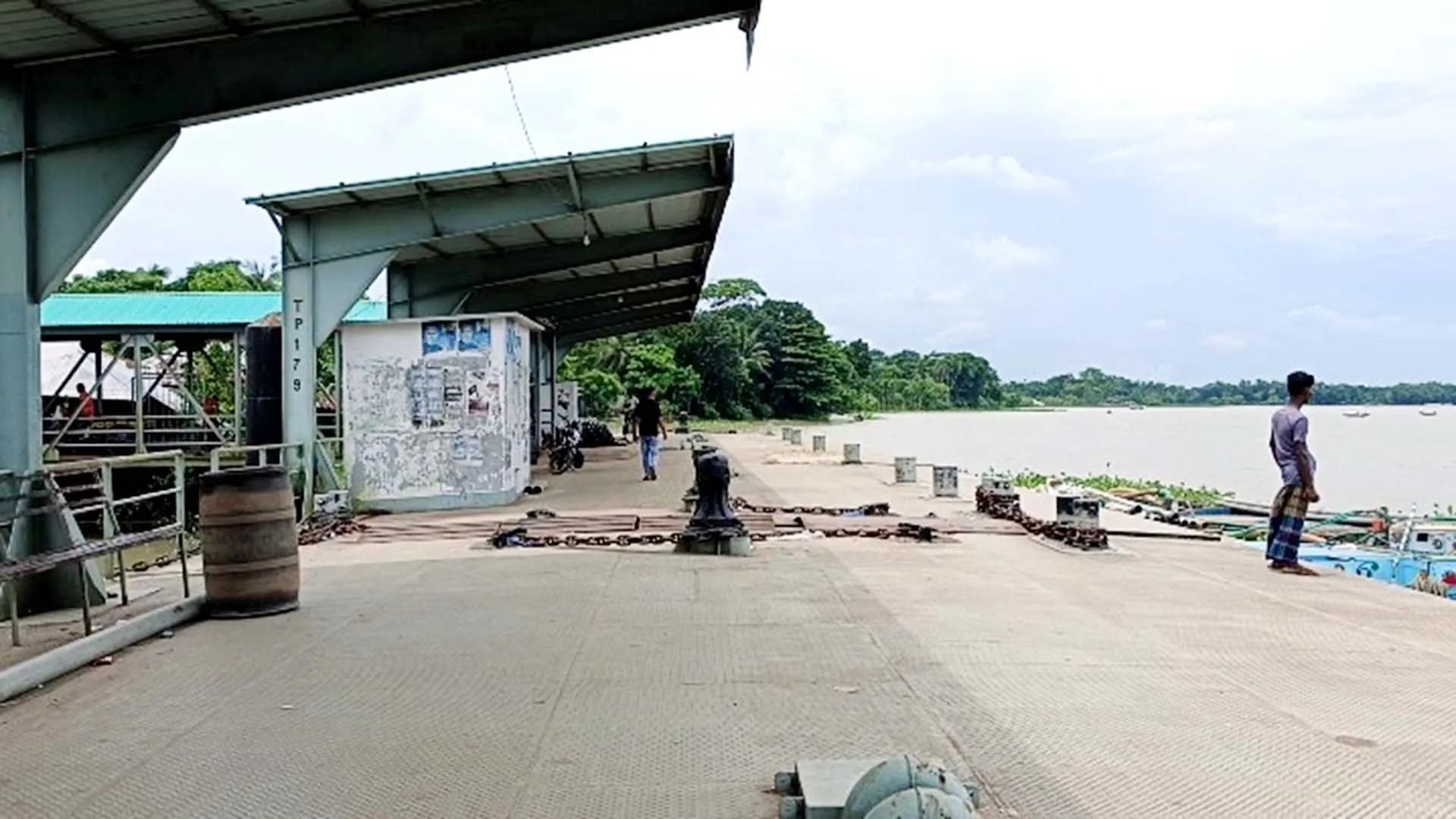 পিরোজপুরে যাত্রী সংকটে থমকে গেছে লঞ্চঘাটের প্রাণচাঞ্চল্য