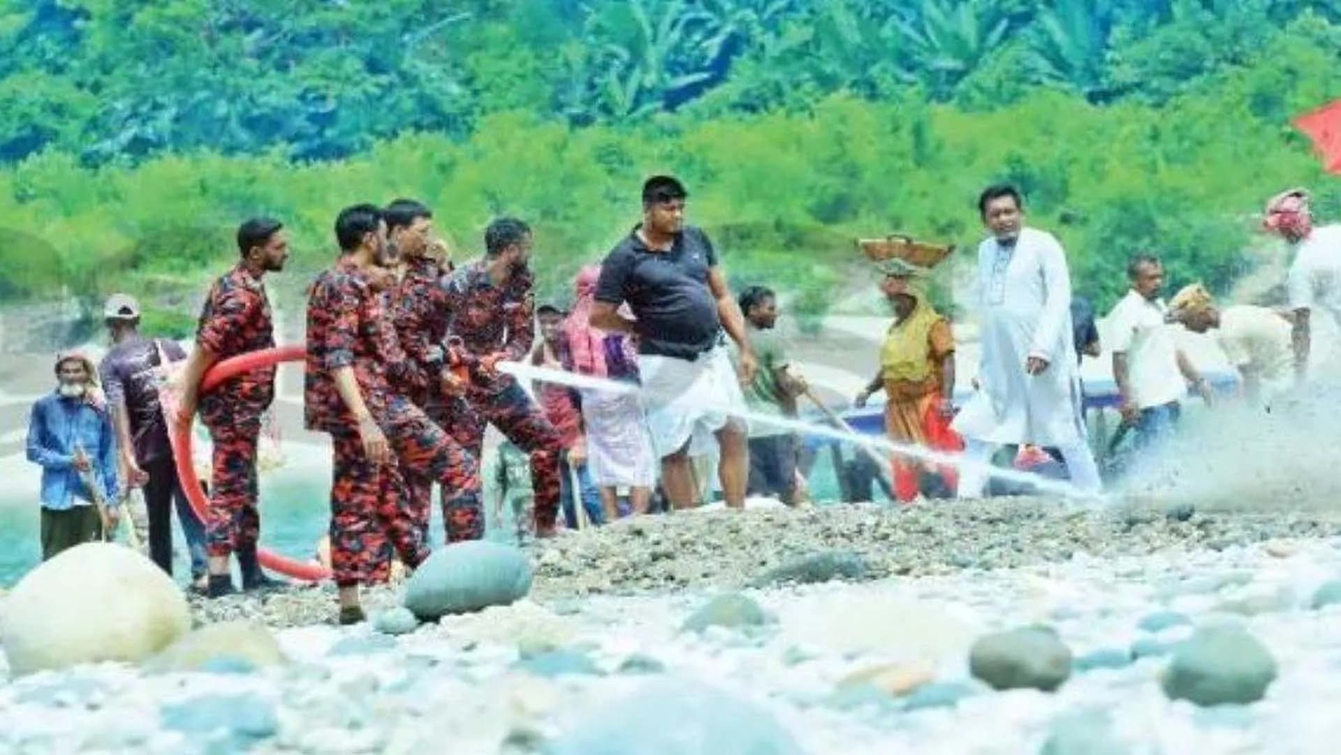 লুটপাটের ক্ষত মুছতে সাদা পাথরে পানি স্প্রে