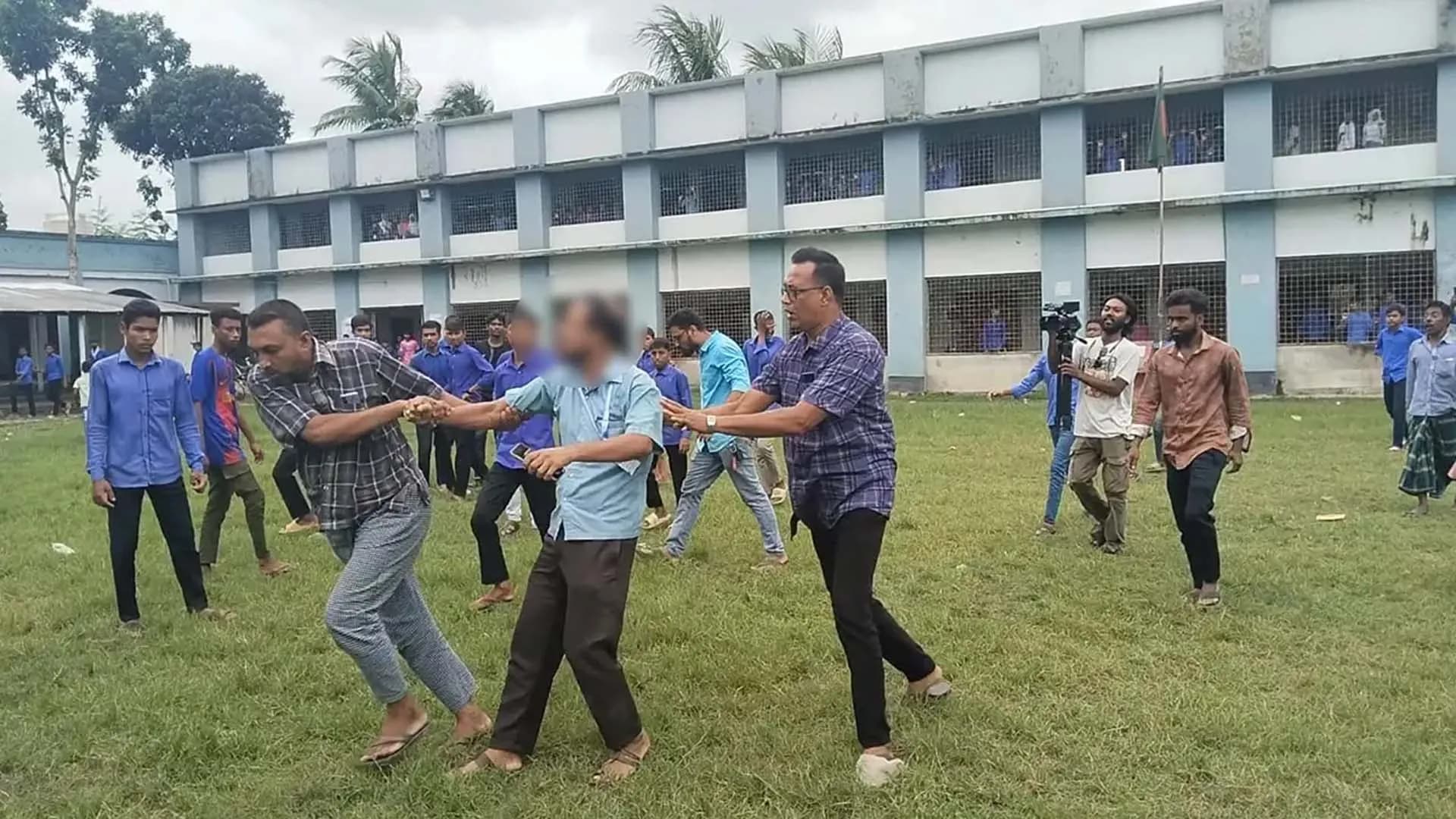শ্রেণিকক্ষে অনৈতিক কাজে জড়ানোর অভিযোগে শিক্ষককে ঘাড় ধাক্কা