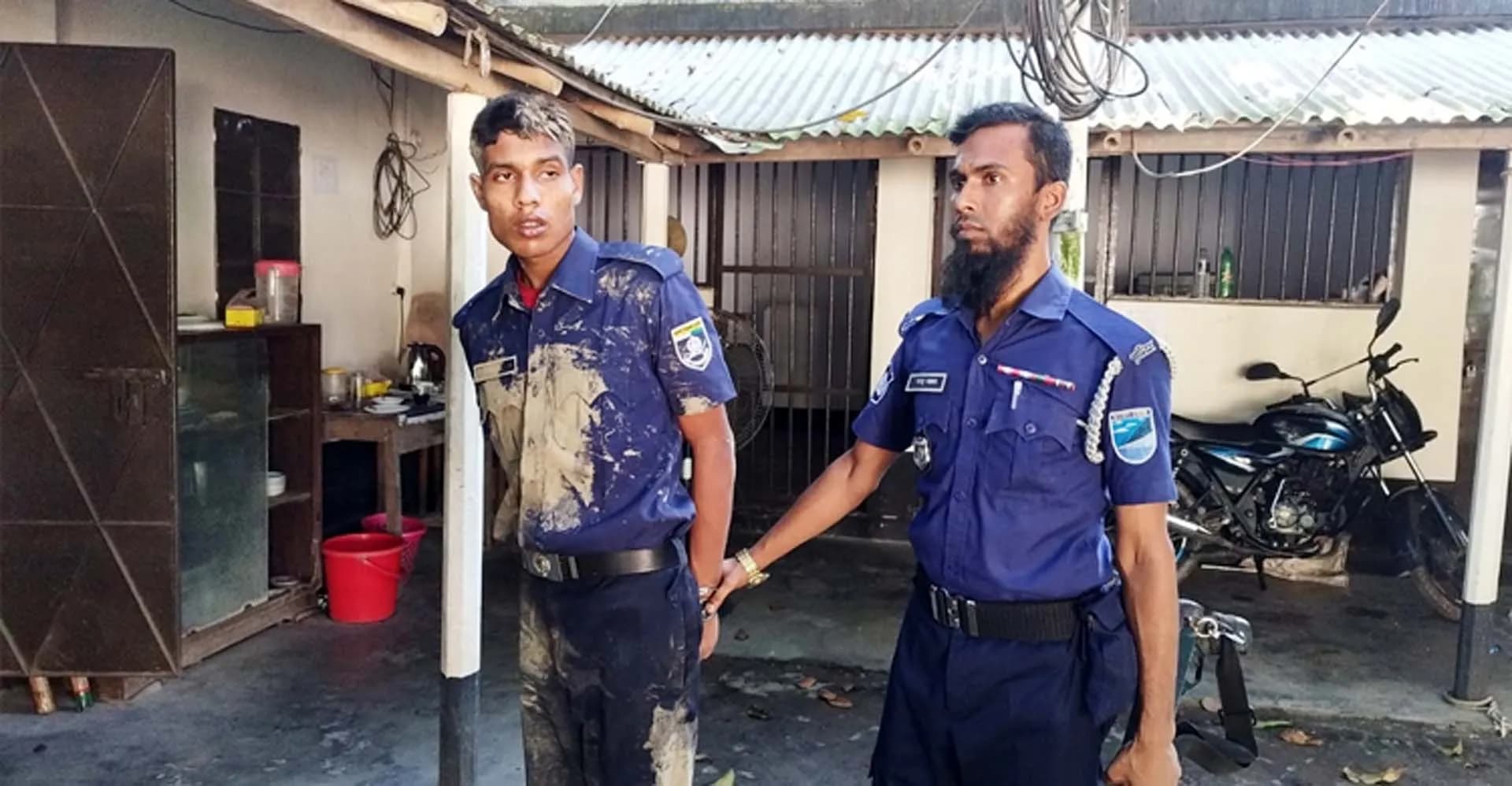 সেনাবাহিনীর হাতে ভুয়া পুলিশ আটক