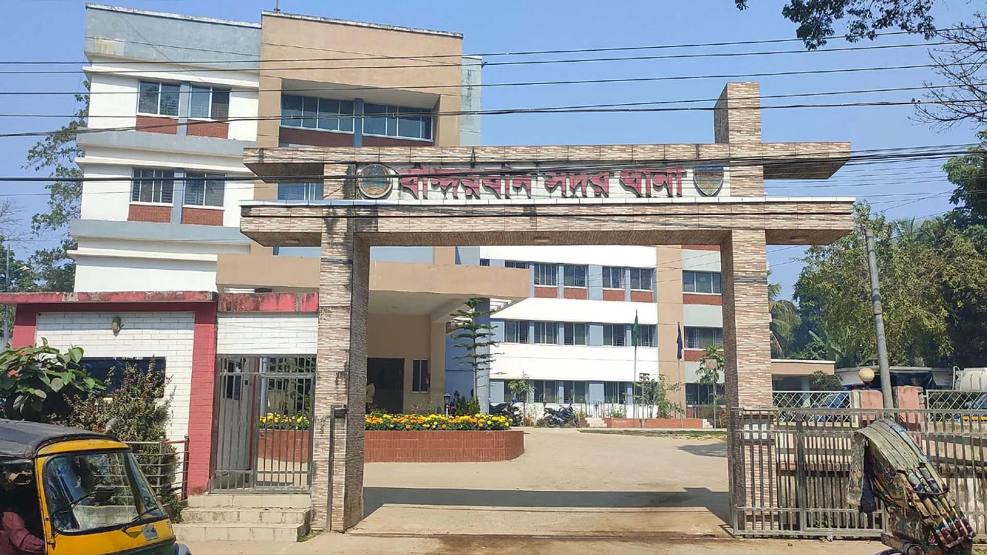  স্কুলছাত্রী ধর্ষণ: ৫০ হাজার টাকায় আপসের চেষ্টা, আটক ৩