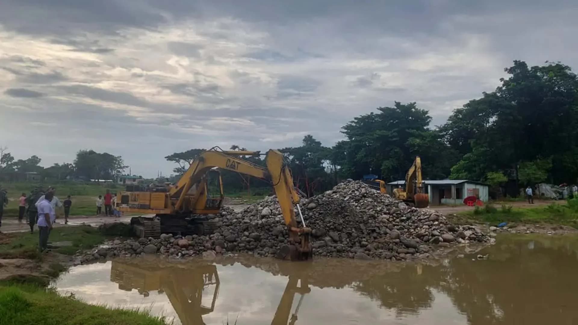 সিলেটে এবার পুকুরের মধ্যে ‘পাথরের খনি’