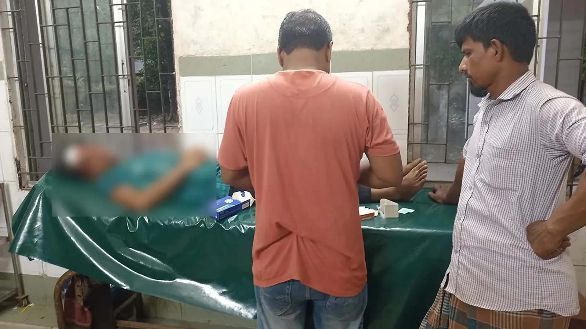 ইভটিজিংয়ের প্রতিবাদ করায় বাবা-ভাইকে মারধর