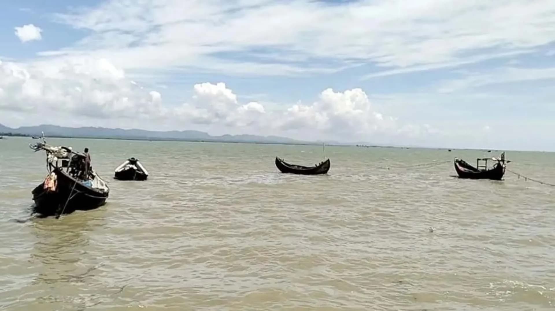 ট্রলারসহ ১৮ জেলেকে ধরে নিয়ে গেল আরাকান আর্মি